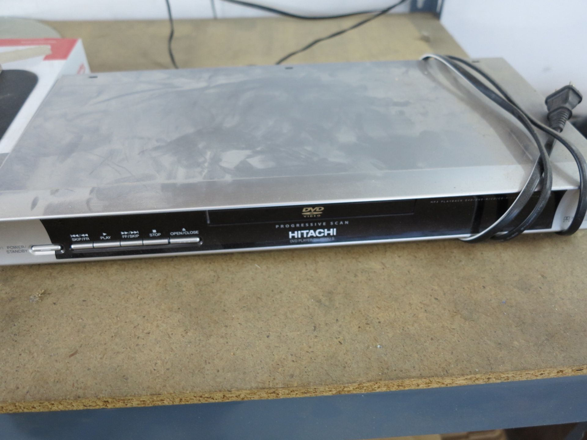 LOT - (1) DVD PLAYER, (1) FM ANTENNA AND (1) DVD/VHS COMBO PLAYER