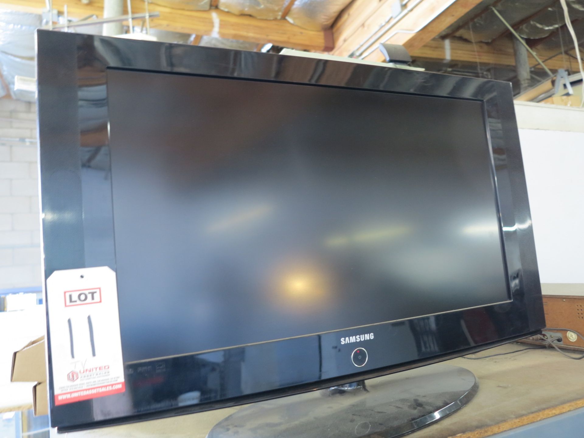 32" SAMSUNG TV W/ REMOTE