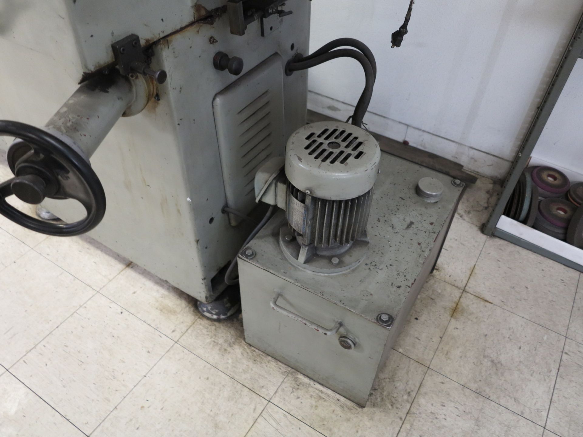 KENT SURFACE GRINDER, MODEL KGS-250H, W/ 8" X 16" MAG CHUCK AND BOX OF GRINDING WHEELS - Image 4 of 6