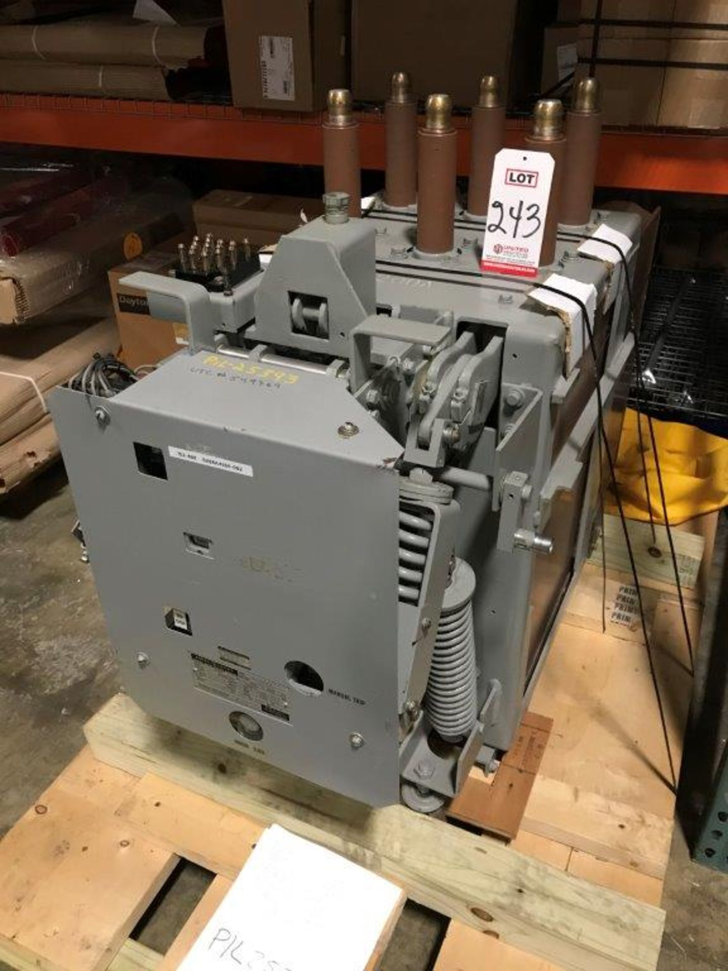 GENERAL ELECTRIC MANGE-BLAST CIRCUIT BREAKER, TYPE AM-4.16-250-9H CIRCUIT BREAKER, 4.76 KV, 1200 AMP