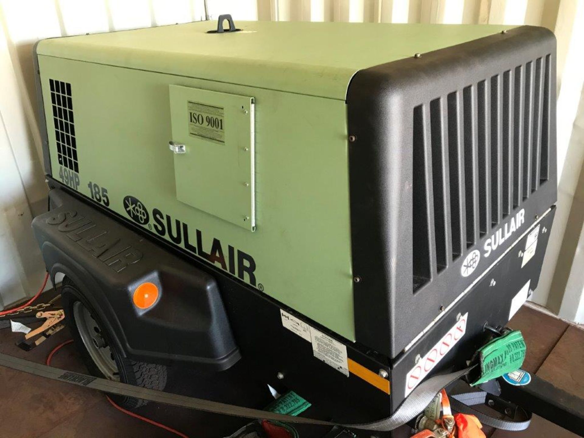 SULLAIR 49 HP PORTABLE AIR COMPRESSOR, MODEL 49HP185DPQ CAI4 EPA, W/ JOHN DEERE 2.4 L DIESEL ENGINE, - Image 3 of 6