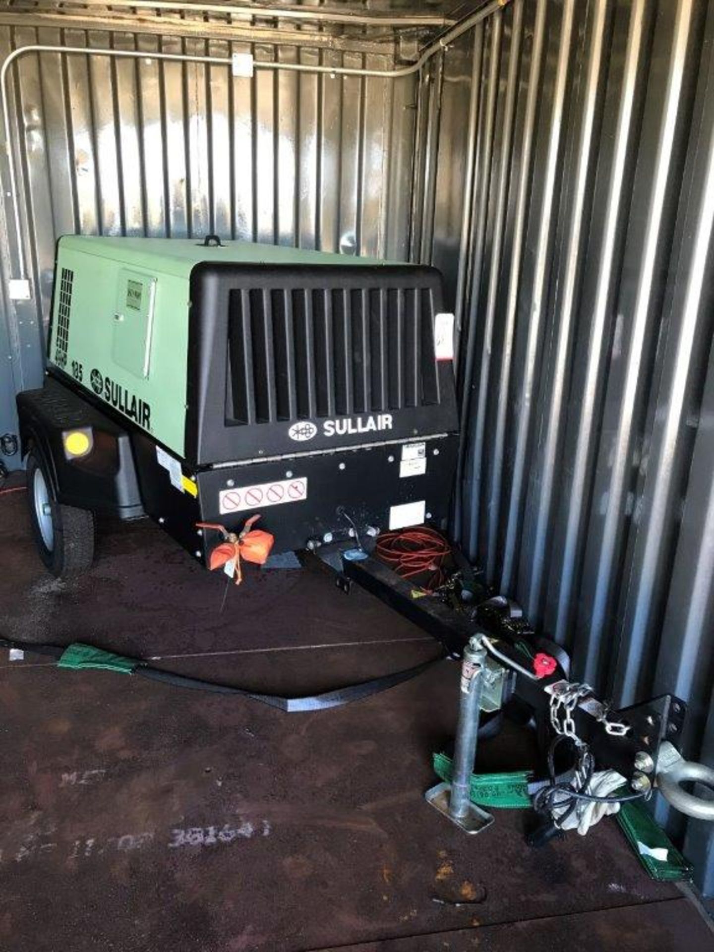 SULLAIR 49 HP PORTABLE AIR COMPRESSOR, MODEL 49HP185DPQ CAI4 EPA, W/ JOHN DEERE 2.4 L DIESEL ENGINE, - Image 2 of 6