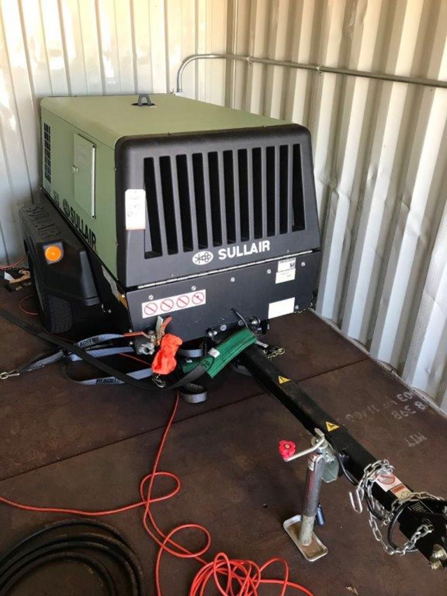 SULLAIR 49 HP PORTABLE AIR COMPRESSOR, MODEL 49HP185DPQ CAI4 EPA, W/ JOHN DEERE 2.4 L DIESEL ENGINE,