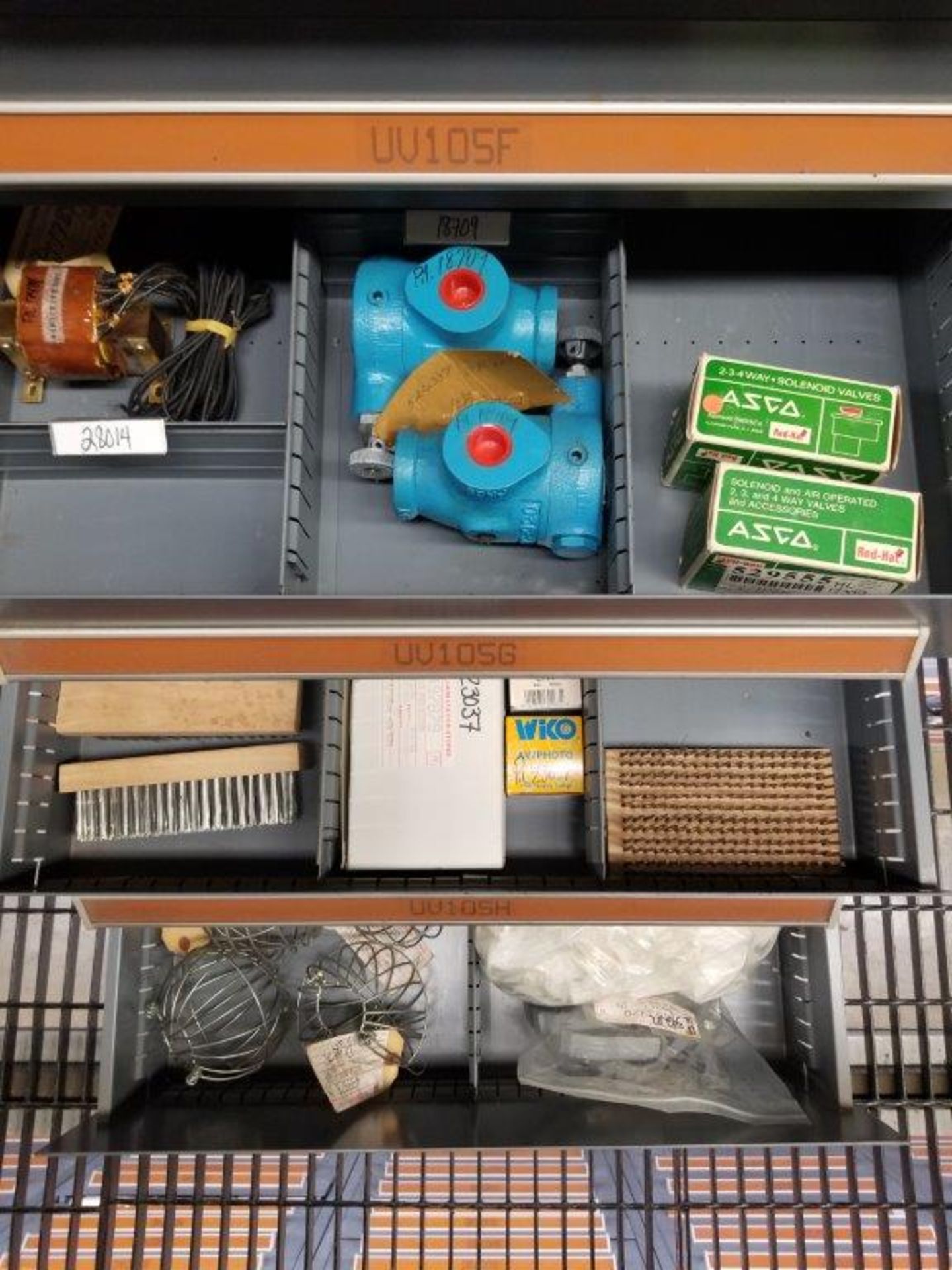 LOT - CONTENTS ONLY OF (16) VIDMAR CABINETS, CONSISTING OF ASSORTED HARDWARE, ELECTRICAL - Image 15 of 41