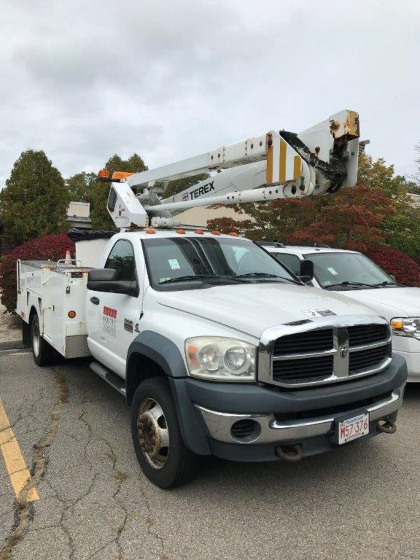 2008 DODGE RAM CHASSIS CAB 5500 SLT HEAVY DUTY BOOM TRUCK, CUMMINS 6.7 L TURBO DIESEL ENGINE,