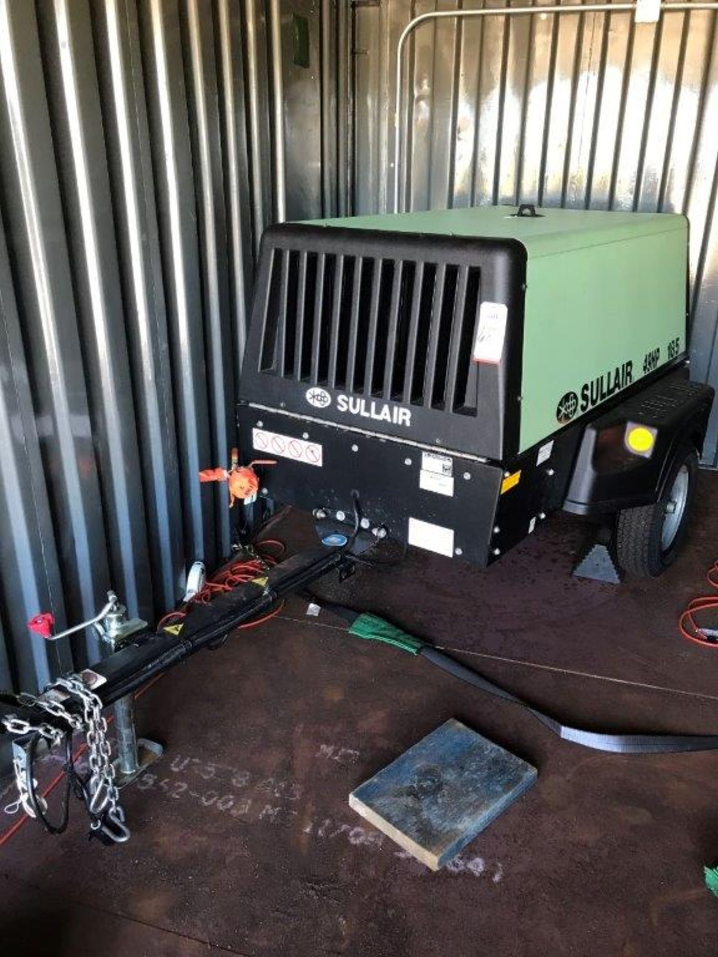 SULLAIR 49 HP PORTABLE AIR COMPRESSOR, MODEL 49HP185DPQ CAI4 EPA, W/ JOHN DEERE 2.4 L DIESEL ENGINE,