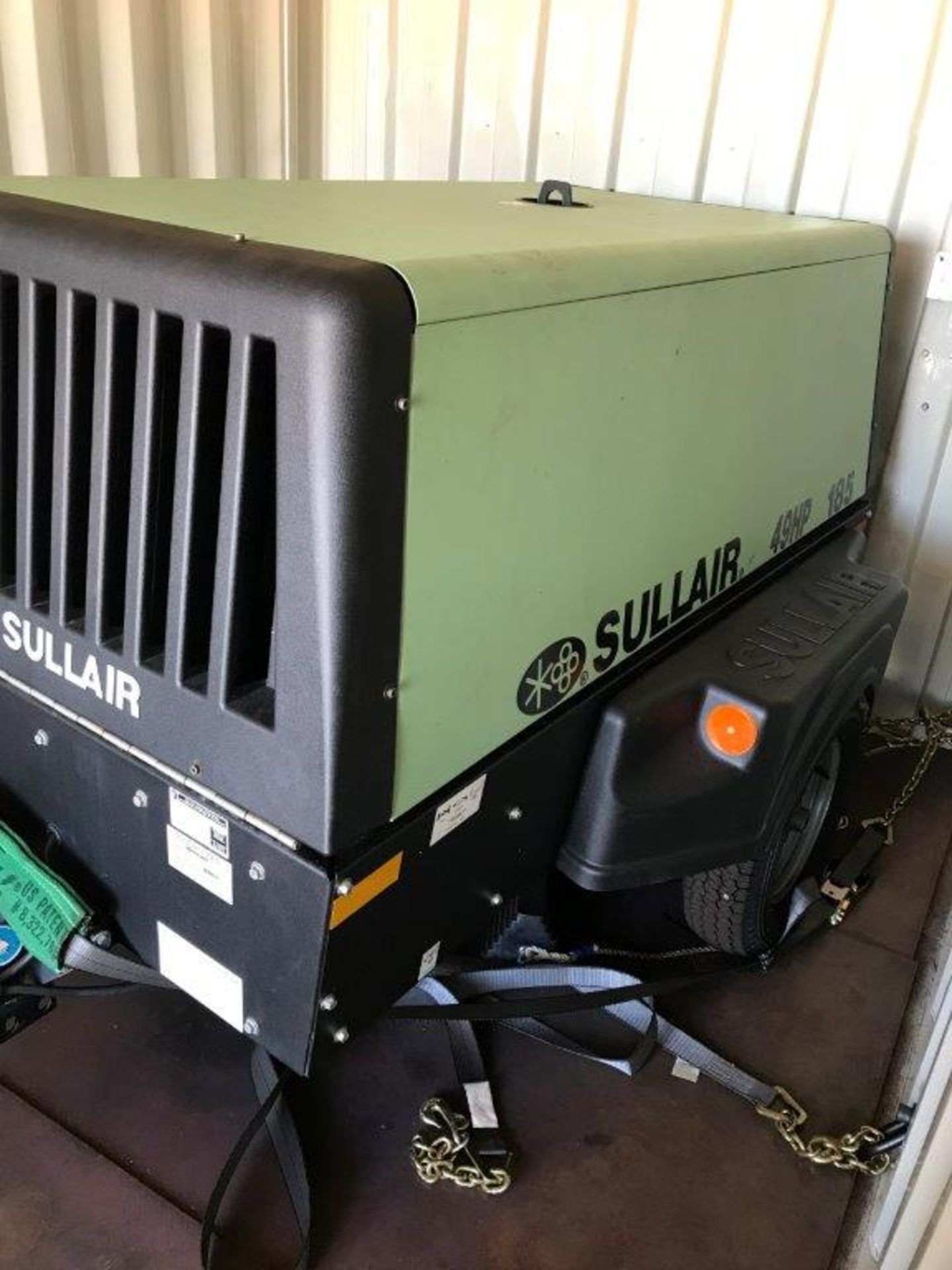 SULLAIR 49 HP PORTABLE AIR COMPRESSOR, MODEL 49HP185DPQ CAI4 EPA, W/ JOHN DEERE 2.4 L DIESEL ENGINE, - Image 2 of 6