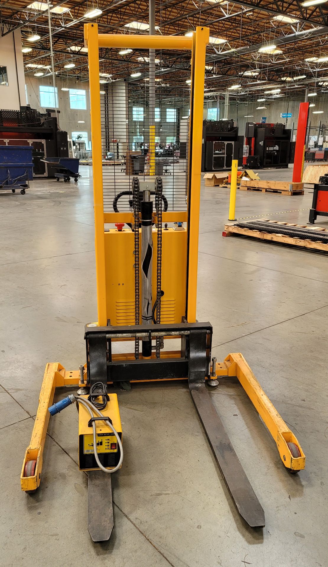 { Choice of lots 865 } ULINE H2651 STRADDLE STACKER