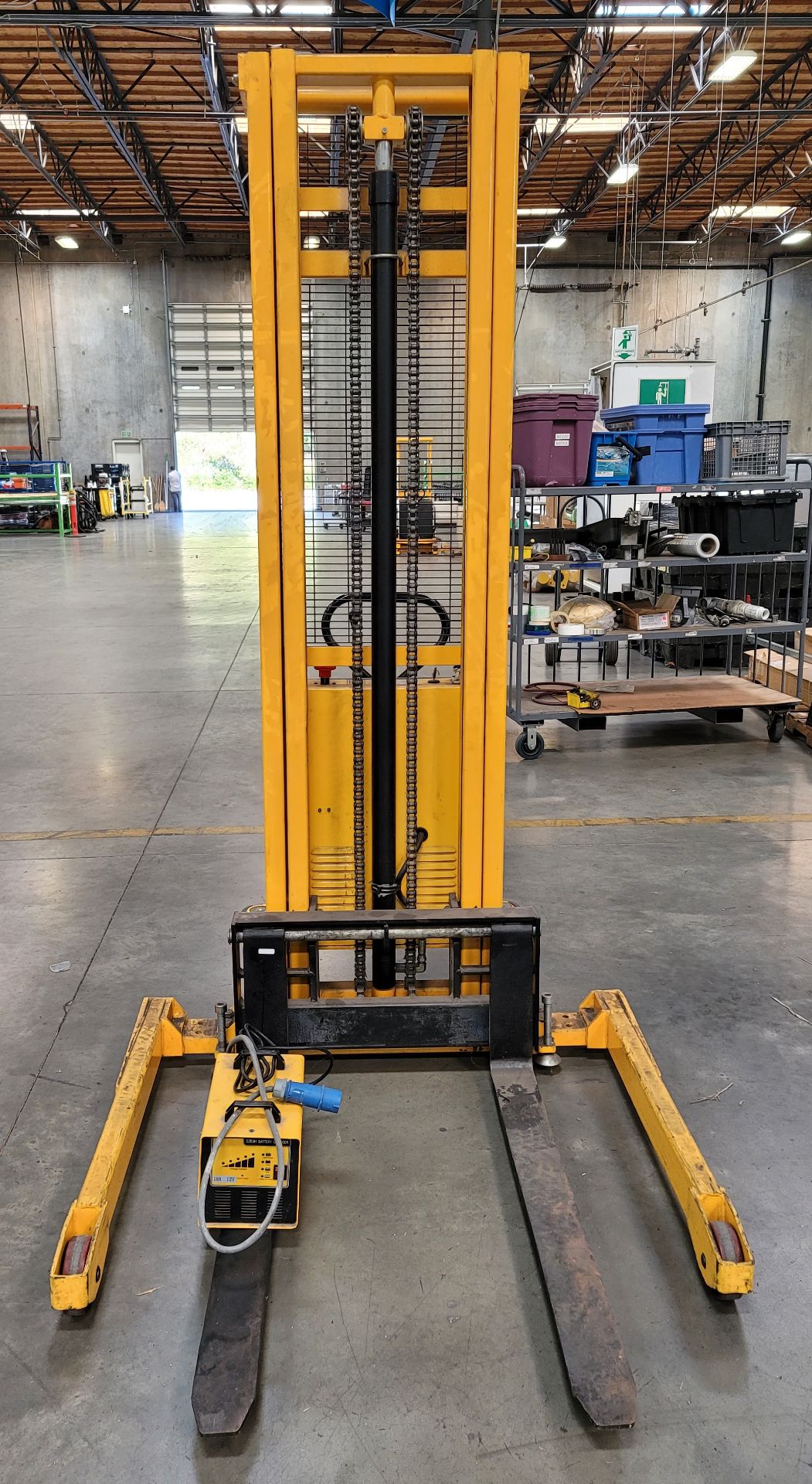 ULINE H-2651 STRADDLE STACKER PALLET STACKER/ORDER PICKER, 2,200 LB CAPACITY, 42" FORKS, 63" LIFT - Image 2 of 5