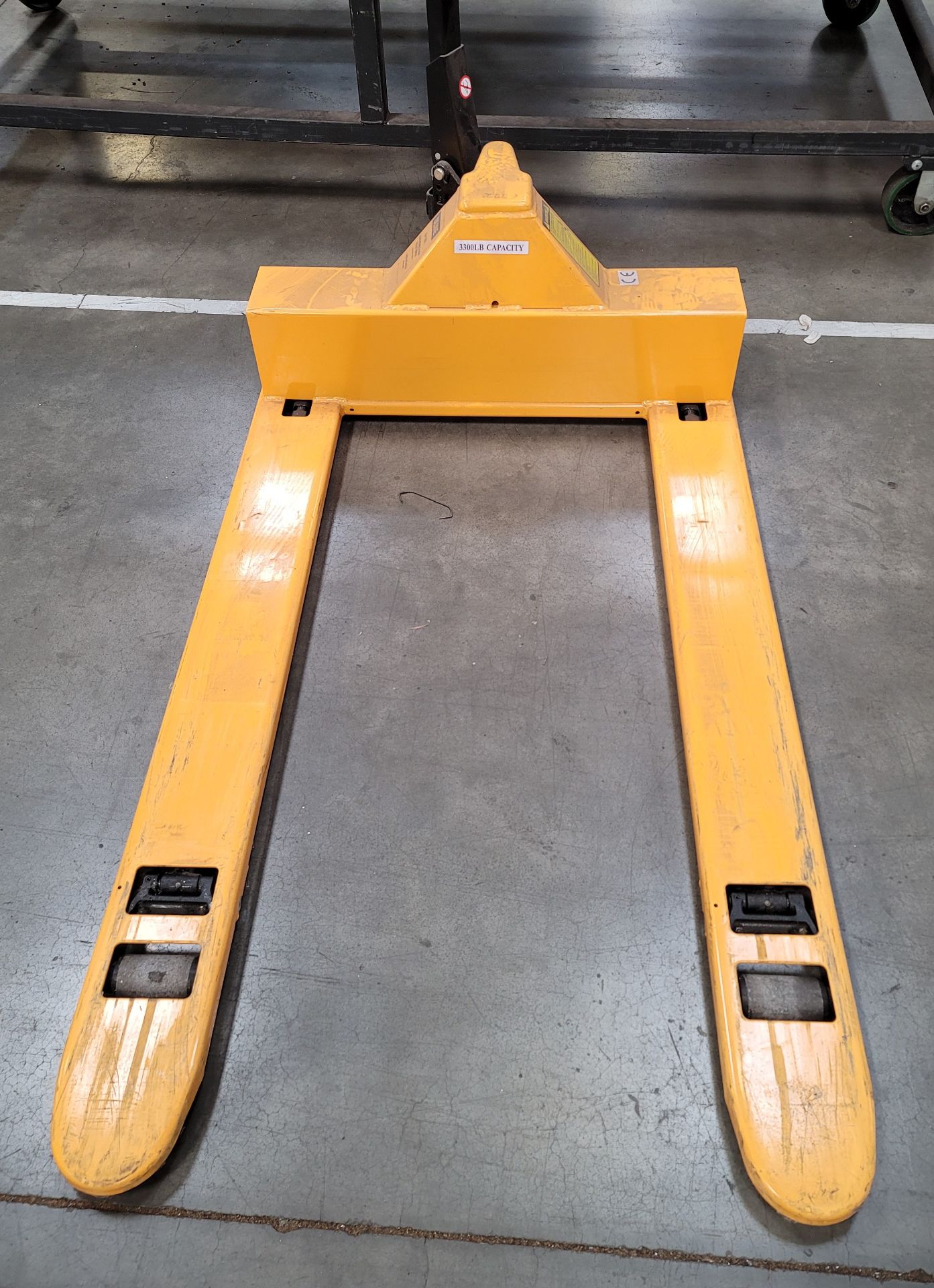 ULINE H-1781 LOW PROFILE 4 WAY PALLET JACK, 3,300 LB CAPACITY - Image 2 of 3