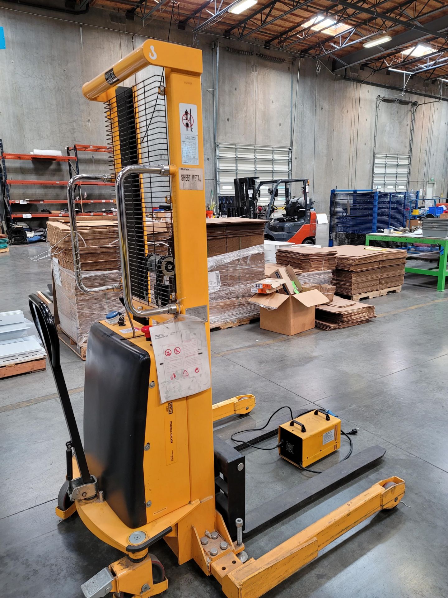 ULINE H-2651 STRADDLE STACKER PALLET STACKER/ORDER PICKER, 2,200 LB CAPACITY, 42" FORKS, 63" LIFT - Image 3 of 4