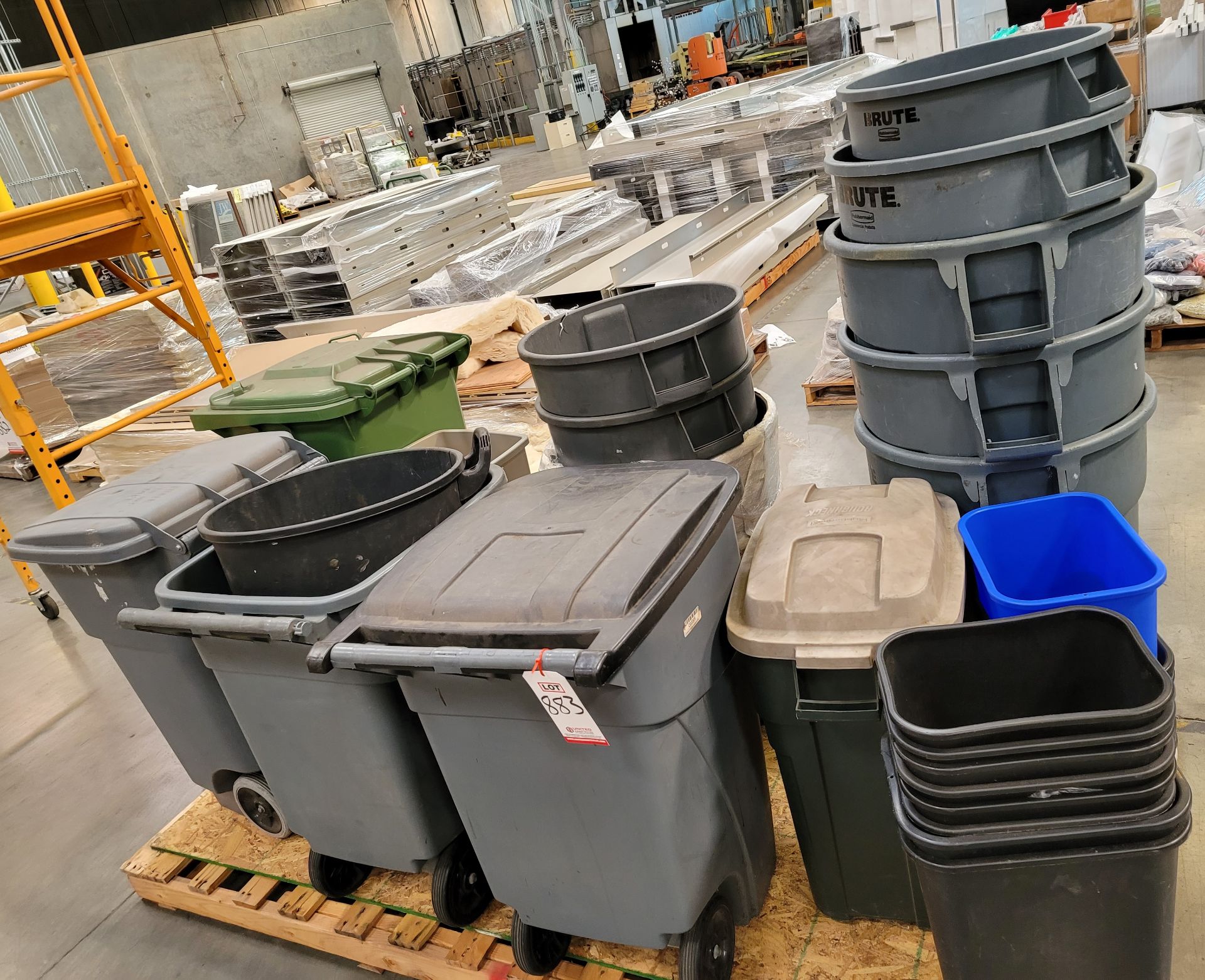 LOT - PLASTIC TRASH CANS: RUBBERMAID, BRUTE, ETC.