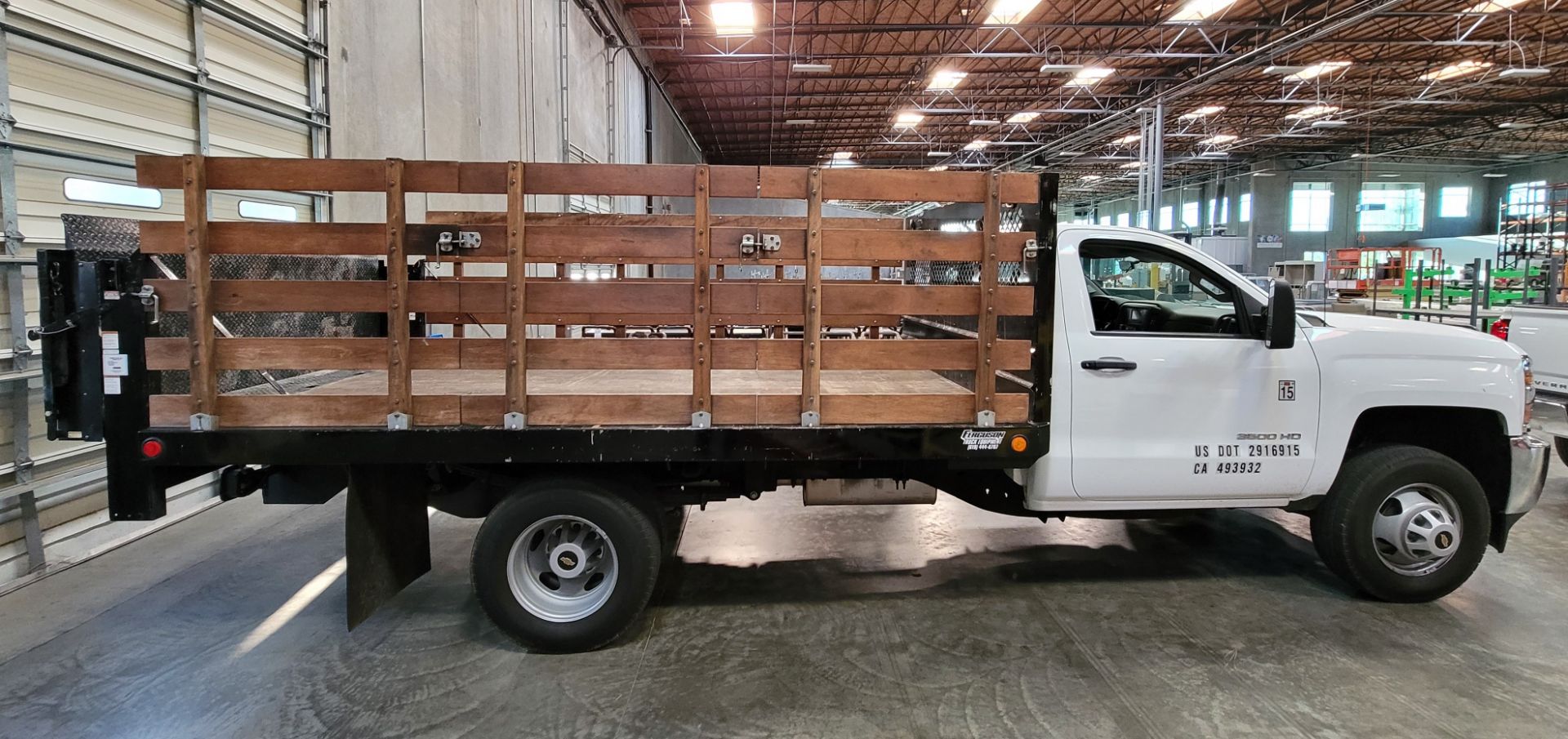 2016 CHEVROLET SILVERADO 3500 HD 13' STAKE BED TRUCK W/ TOMMY LIFT LIFTGATE, GASOLINE, 27,975 MILES, - Image 4 of 15