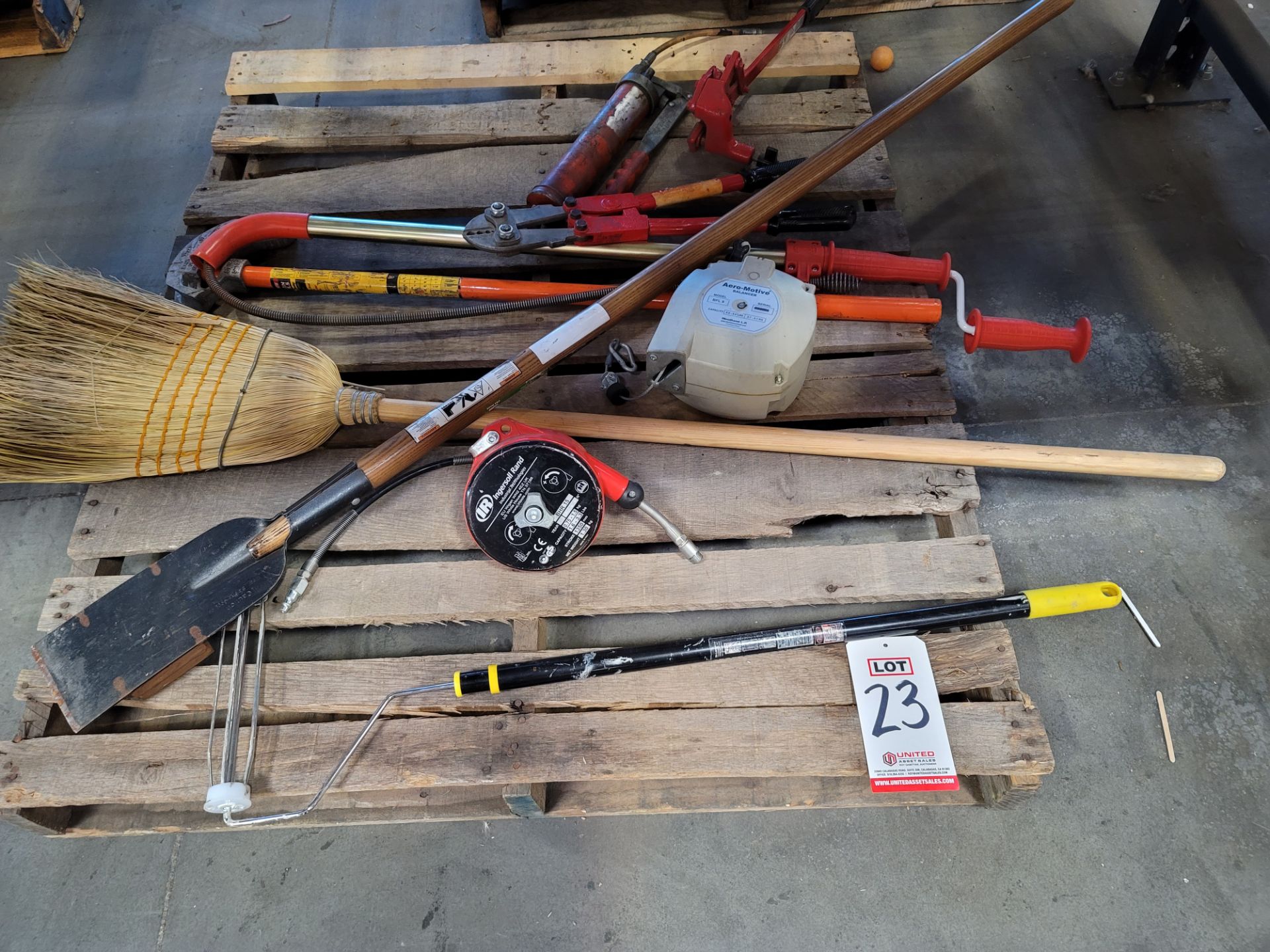 LOT - PALLET OF MISC MAINTENANCE TOOLS: TOILET DRAIN AUGER, CONDUIT BENDER, TOOL BALANCERS, DRUM