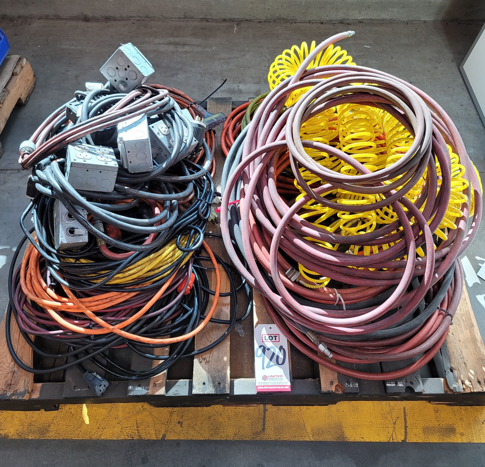 LOT - ELECTRIC CORDS AND AIR HOSES