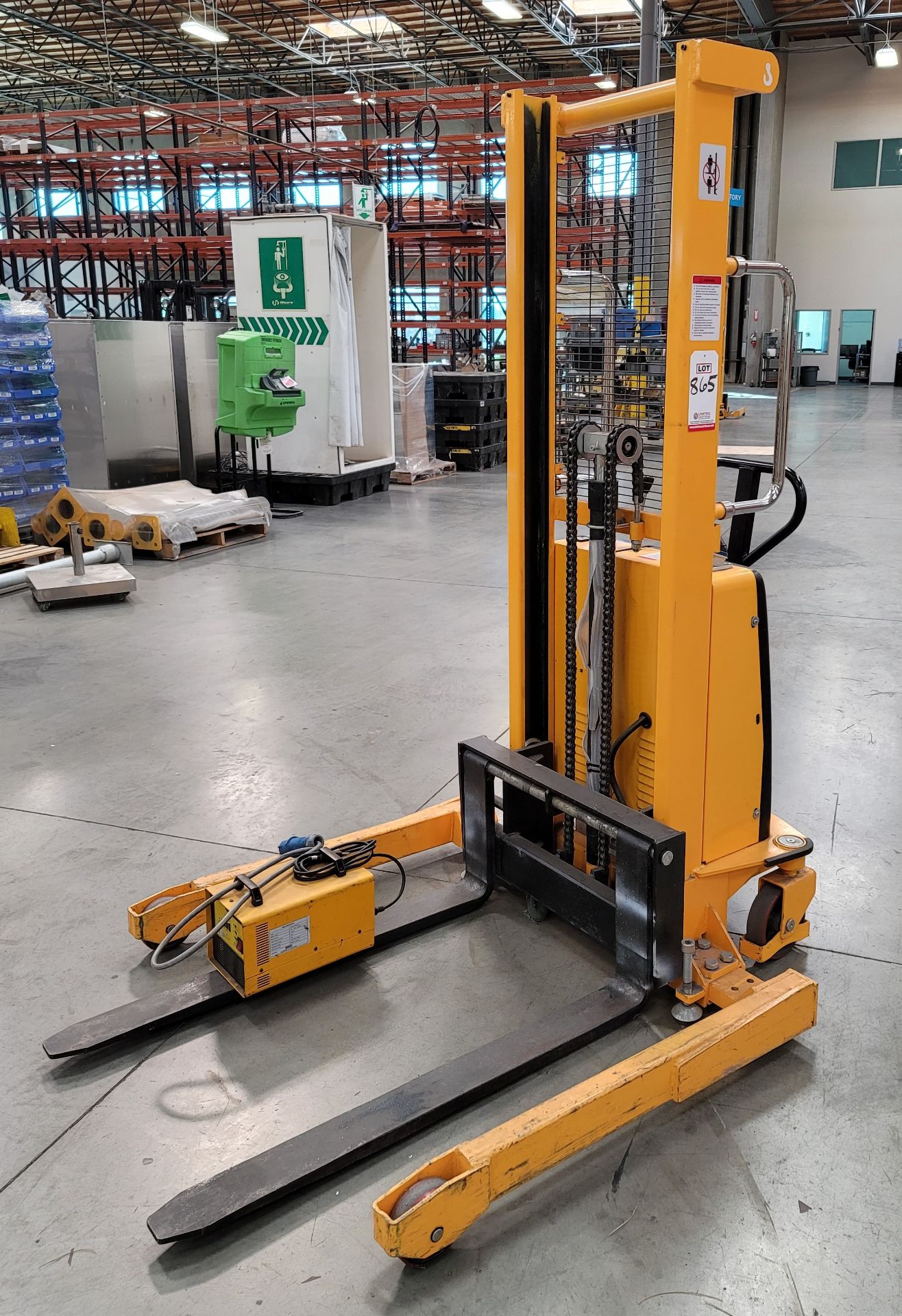 { Choice of lots 865 } ULINE H2651 STRADDLE STACKER
