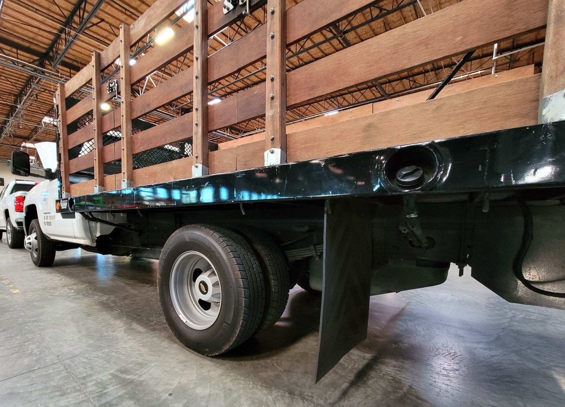 2016 CHEVROLET SILVERADO 3500 HD 13' STAKE BED TRUCK W/ TOMMY LIFT LIFTGATE, GASOLINE, 27,975 MILES, - Image 13 of 15