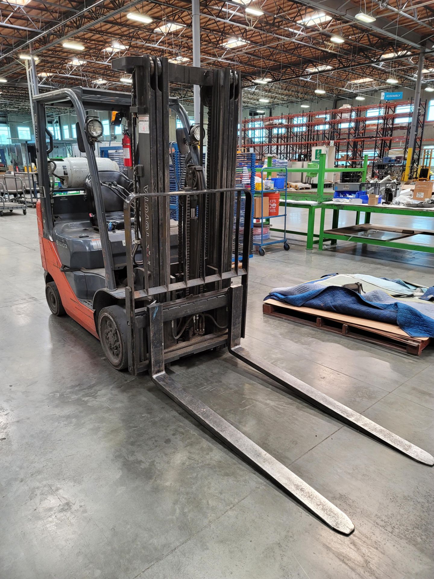 TOYOTA LP FORKLIFT, MODEL 8FGCU25, 9,120 HOURS, 5,000 LB CAPACITY, SIDE SHIFT, 3-STAGE MAST, 60" - Bild 2 aus 6