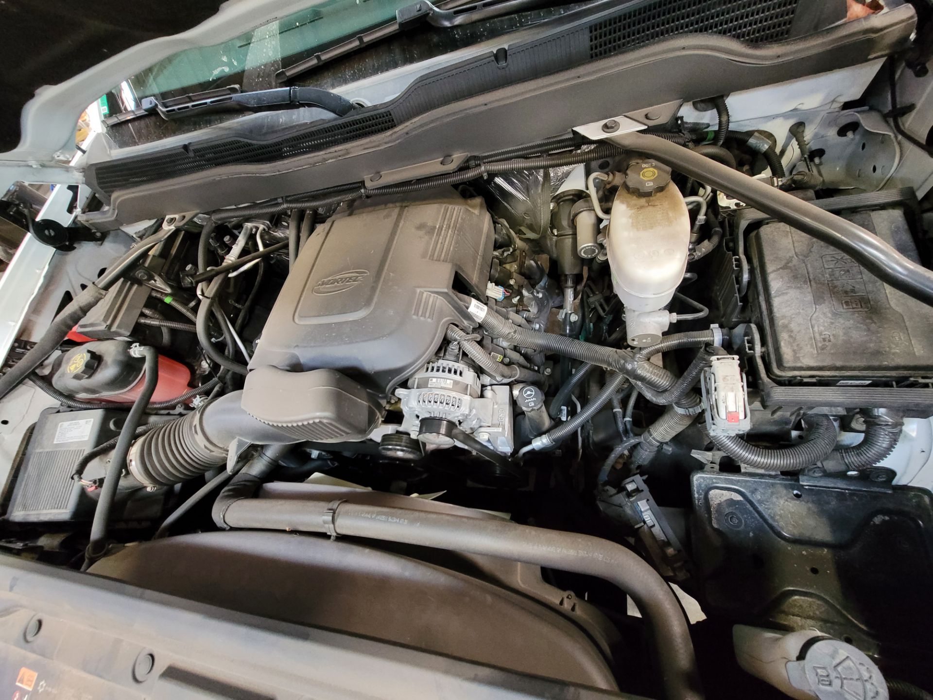 2016 CHEVROLET SILVERADO 3500 HD 13' STAKE BED TRUCK W/ TOMMY LIFT LIFTGATE, GASOLINE, 27,975 MILES, - Image 12 of 15