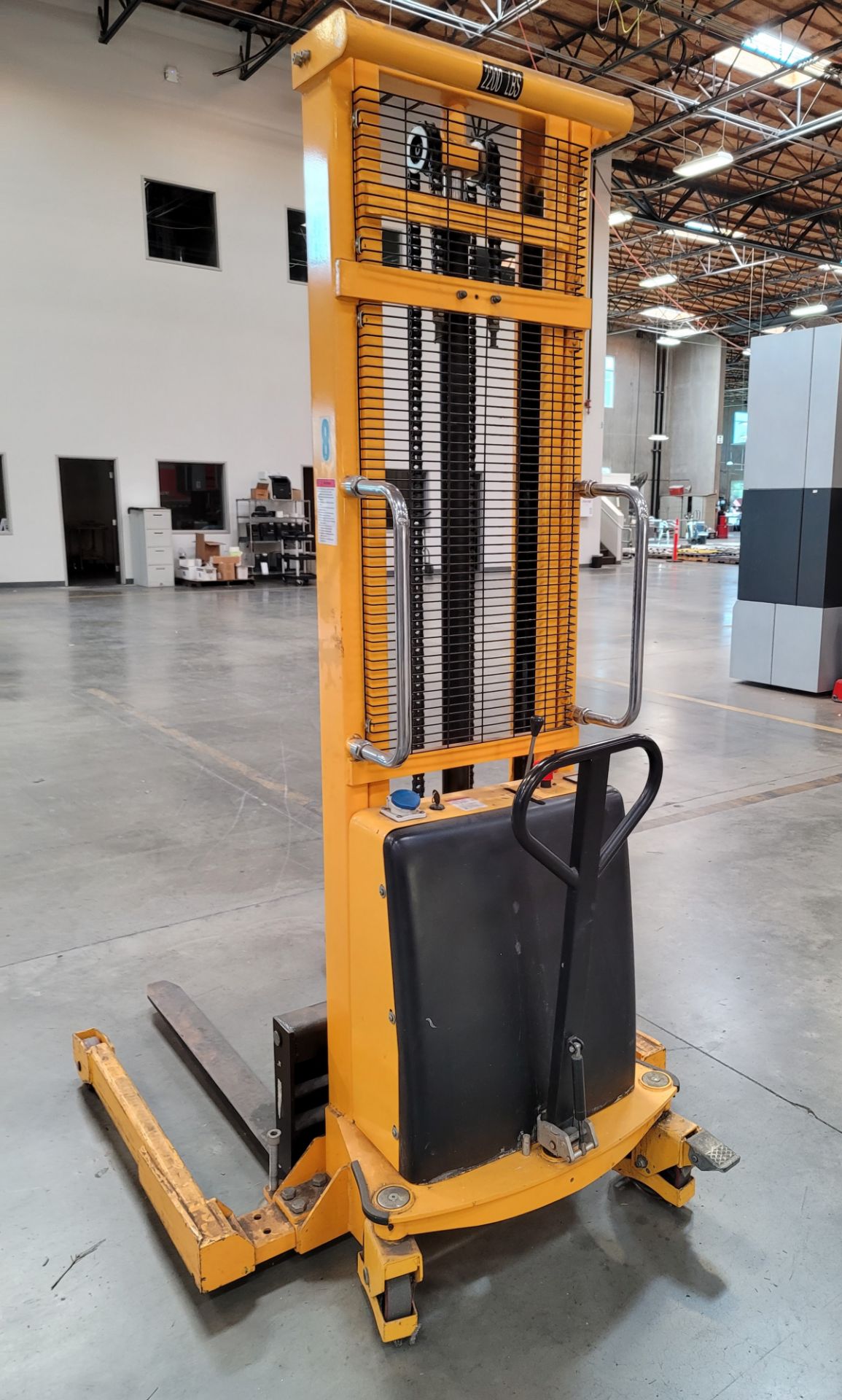 ULINE H-2651 STRADDLE STACKER PALLET STACKER/ORDER PICKER, 2,200 LB CAPACITY, 42" FORKS, 63" LIFT - Image 4 of 5