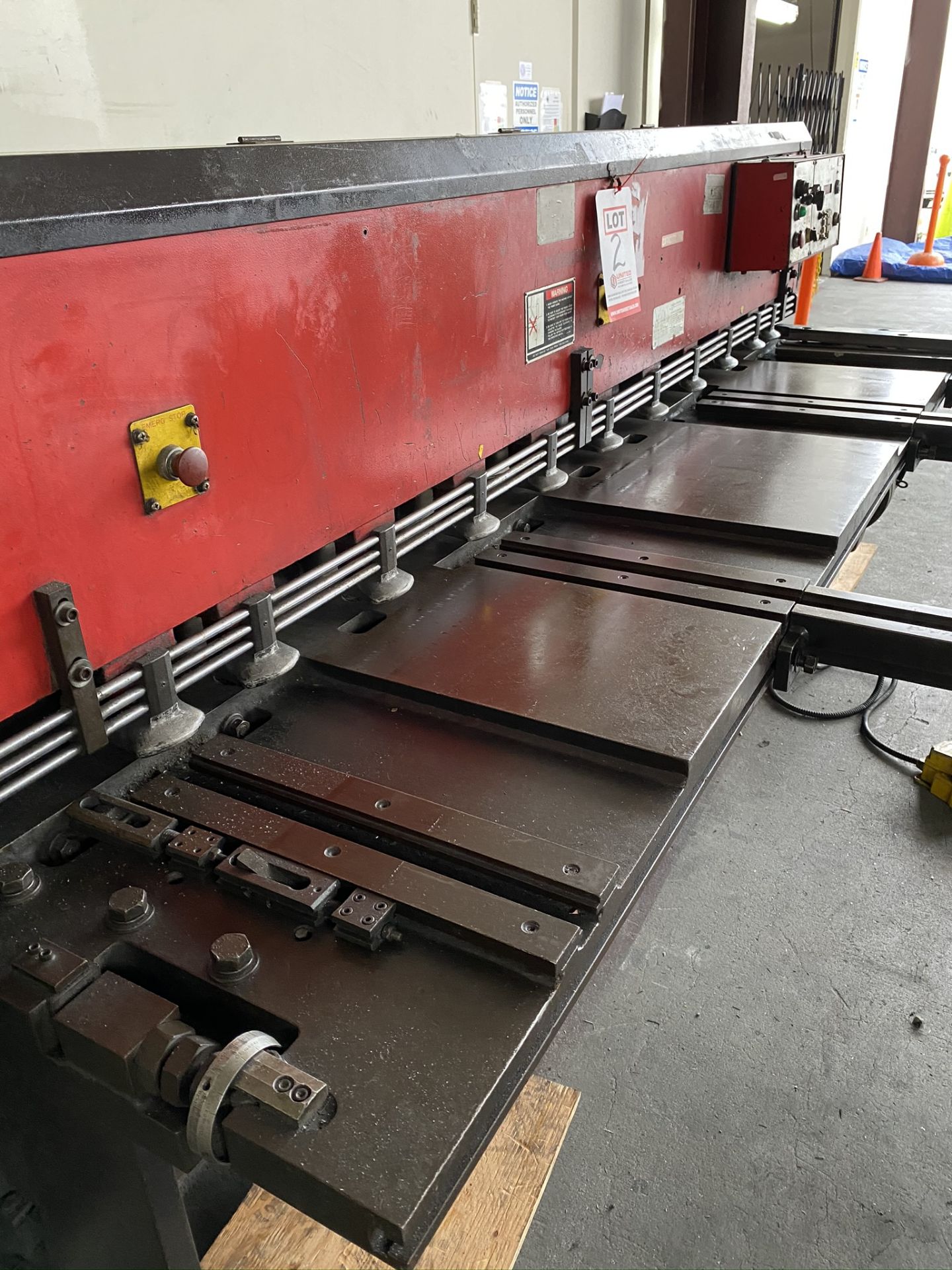 1990 AMADA M-2560 SHEAR, 2500 MM, LENGTH, 6 MM THICKNESS, MECHANICAL, SHEET SUPPORTS - Image 4 of 14