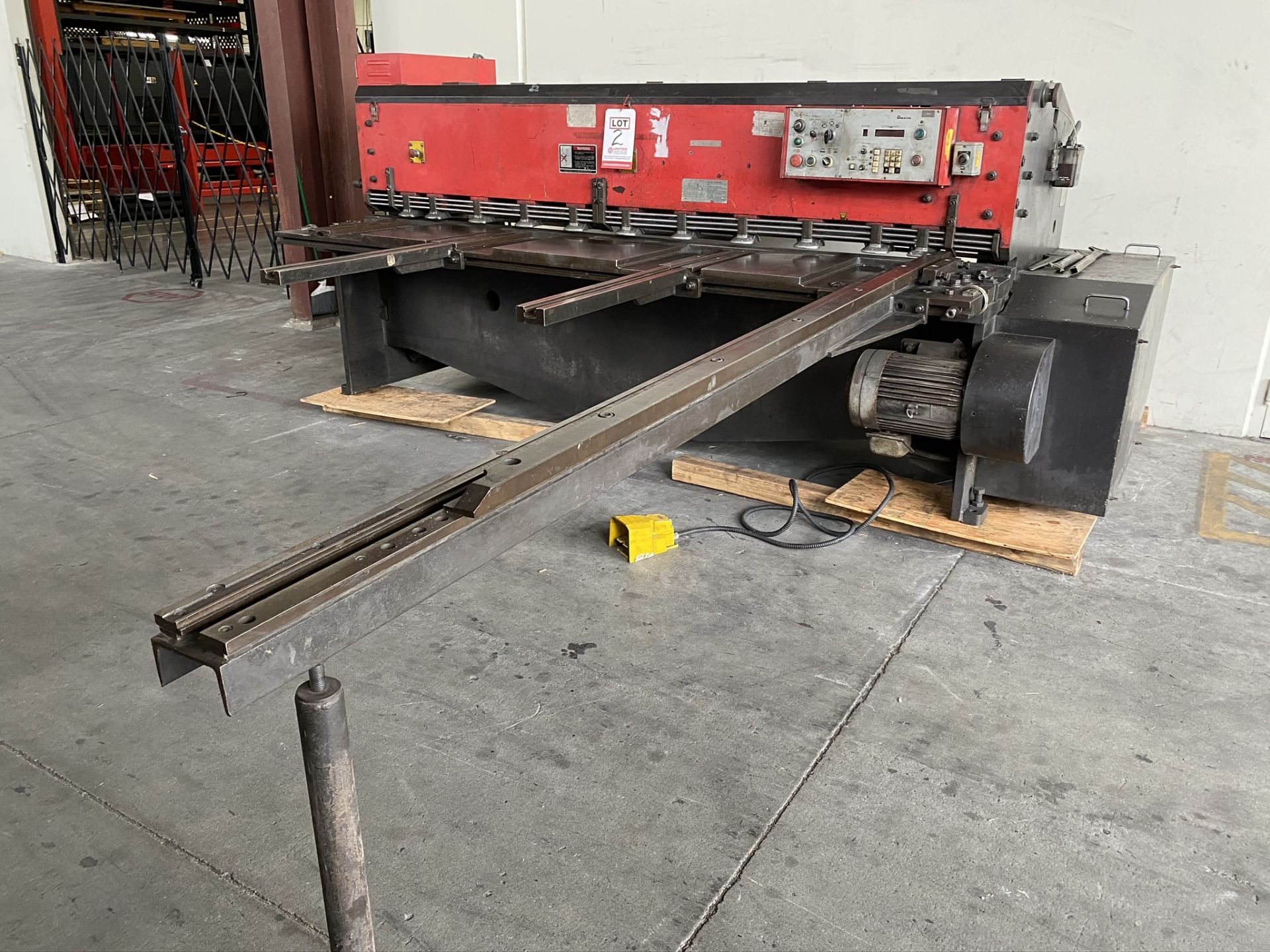 1990 AMADA M-2560 SHEAR, 2500 MM, LENGTH, 6 MM THICKNESS, MECHANICAL, SHEET SUPPORTS - Image 3 of 14