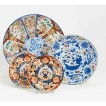 FOUR IMARI DISHES WITH FLOWER AND BIRD DECORATION.