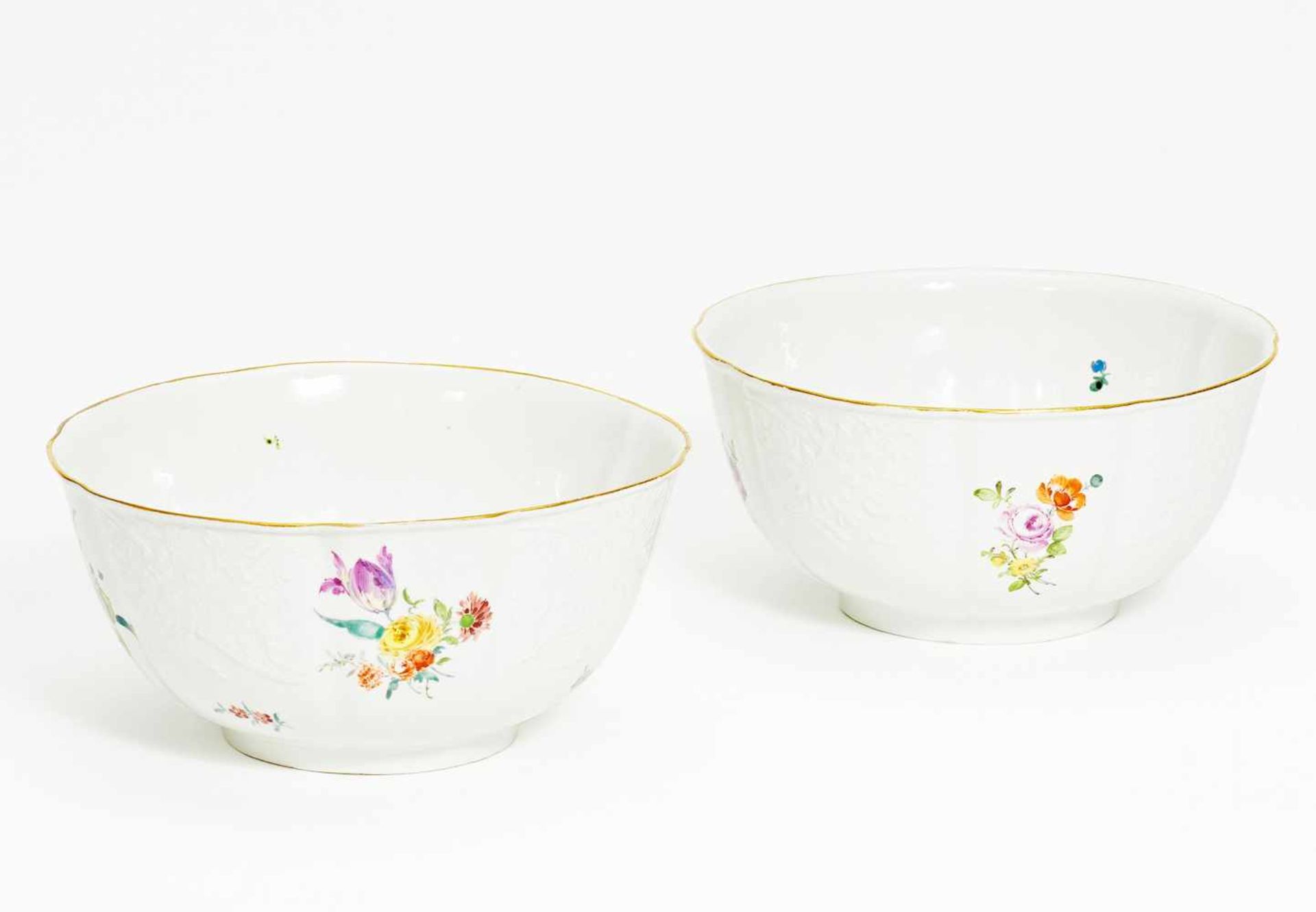 PAIR OF PORCELAIN BOWLS WITH FLOWER AND MOULD DECOR.