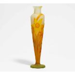 GLASS VASE WITH DAFFODILS.