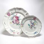 LARGE ROUND CERAMIC PLATTER AND PLATE WITH OUTLINED FLOWERS.