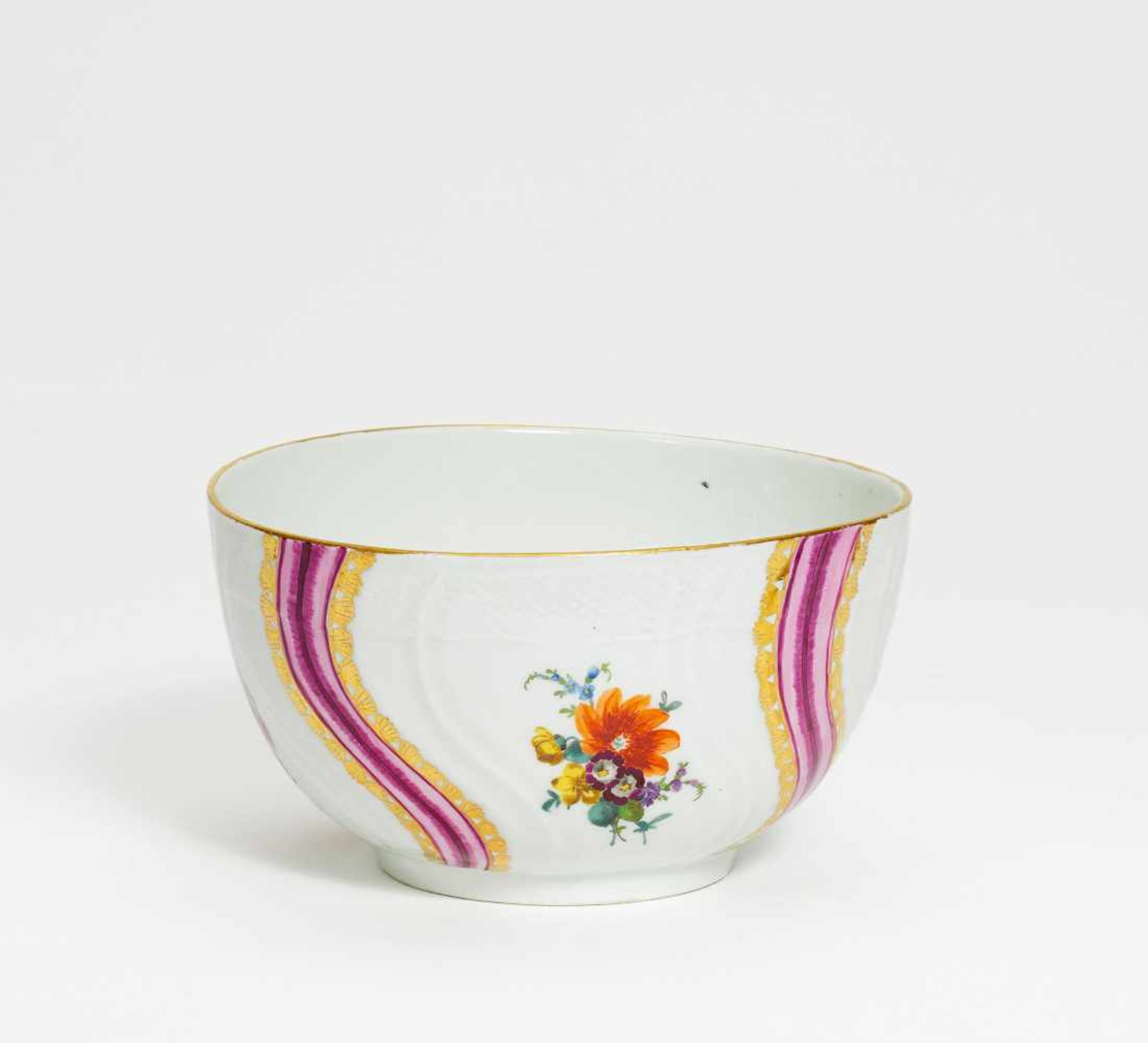 PORCELAIN BOWL WITH FLOWER AND RIBBON DECOR.