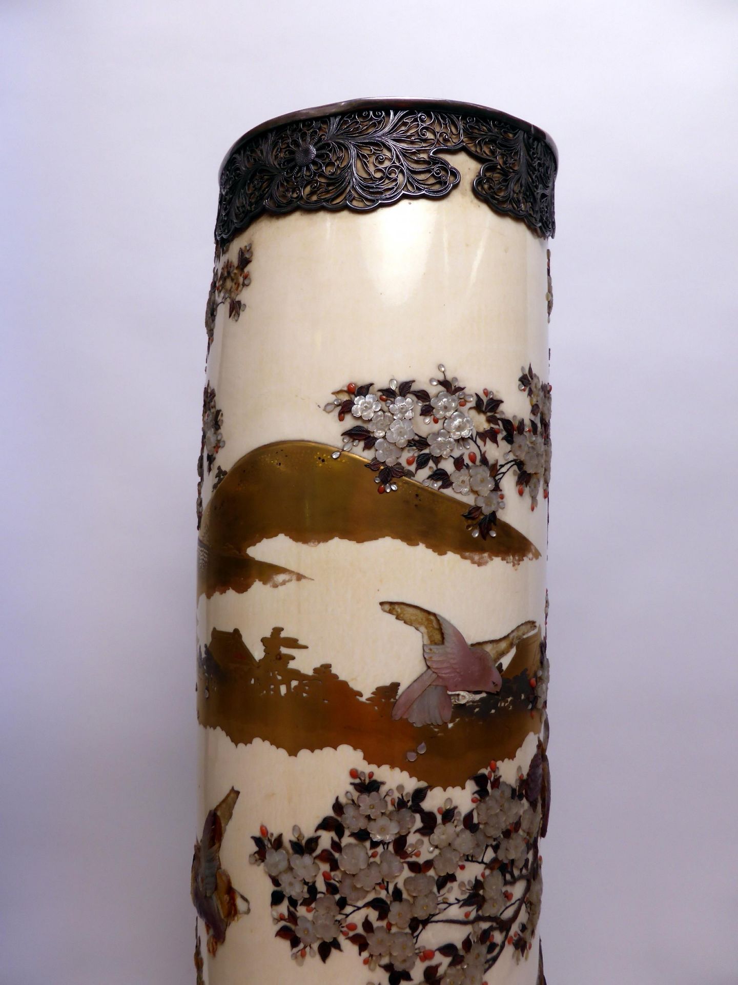 IMPORTANT AND LARGE IVORY TUSK DECORATED WITH SHIBAYAMA. Origin: Japan. Dynasty: Meiji period ( - Bild 7 aus 26