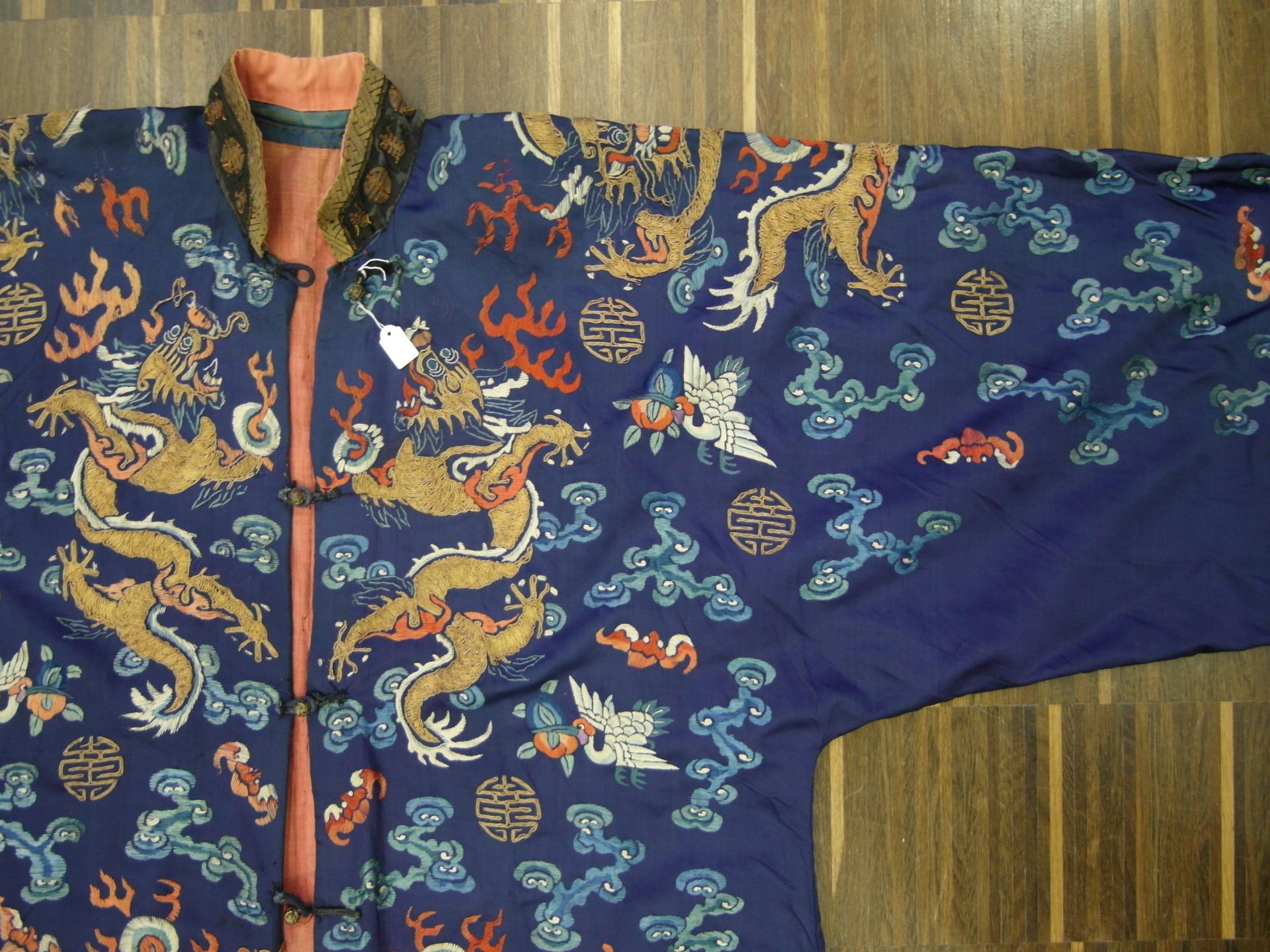 BLUE-GROUND DRAGON ROBE FOR THE CHINESE OPERA. Origin: China. Dynasty: Qing dynasty. Date: Ca. 1900. - Bild 5 aus 9