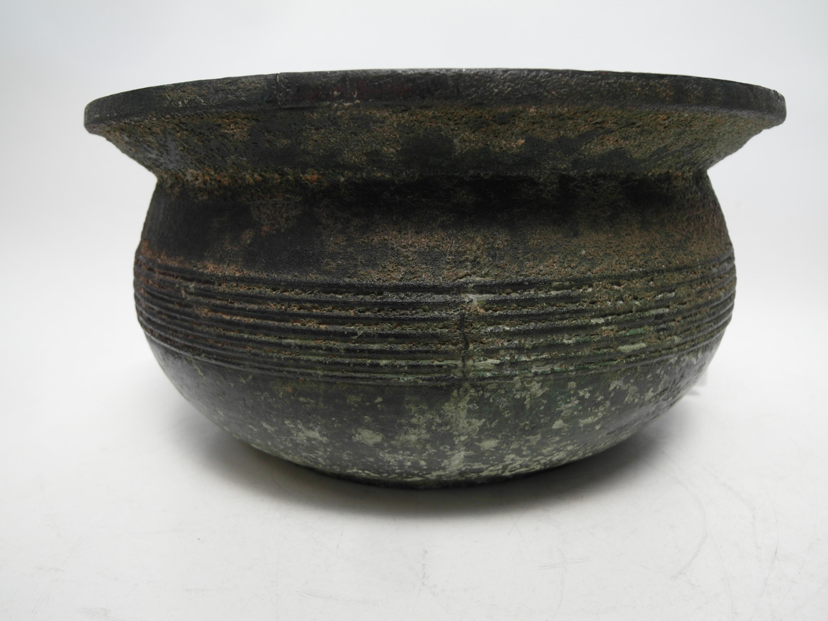 LARGE AND RARE BRONZE BASIN. Origin: China. Dynasty: Western Han dynasty (206 BC - 6 AD). Technique: - Image 6 of 22