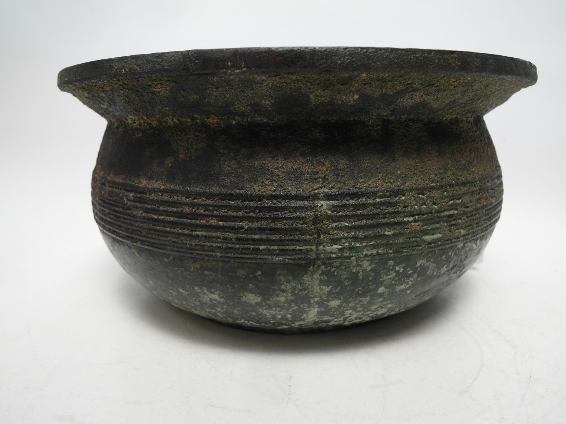 LARGE AND RARE BRONZE BASIN. Origin: China. Dynasty: Western Han dynasty (206 BC - 6 AD). Technique: - Bild 6 aus 22