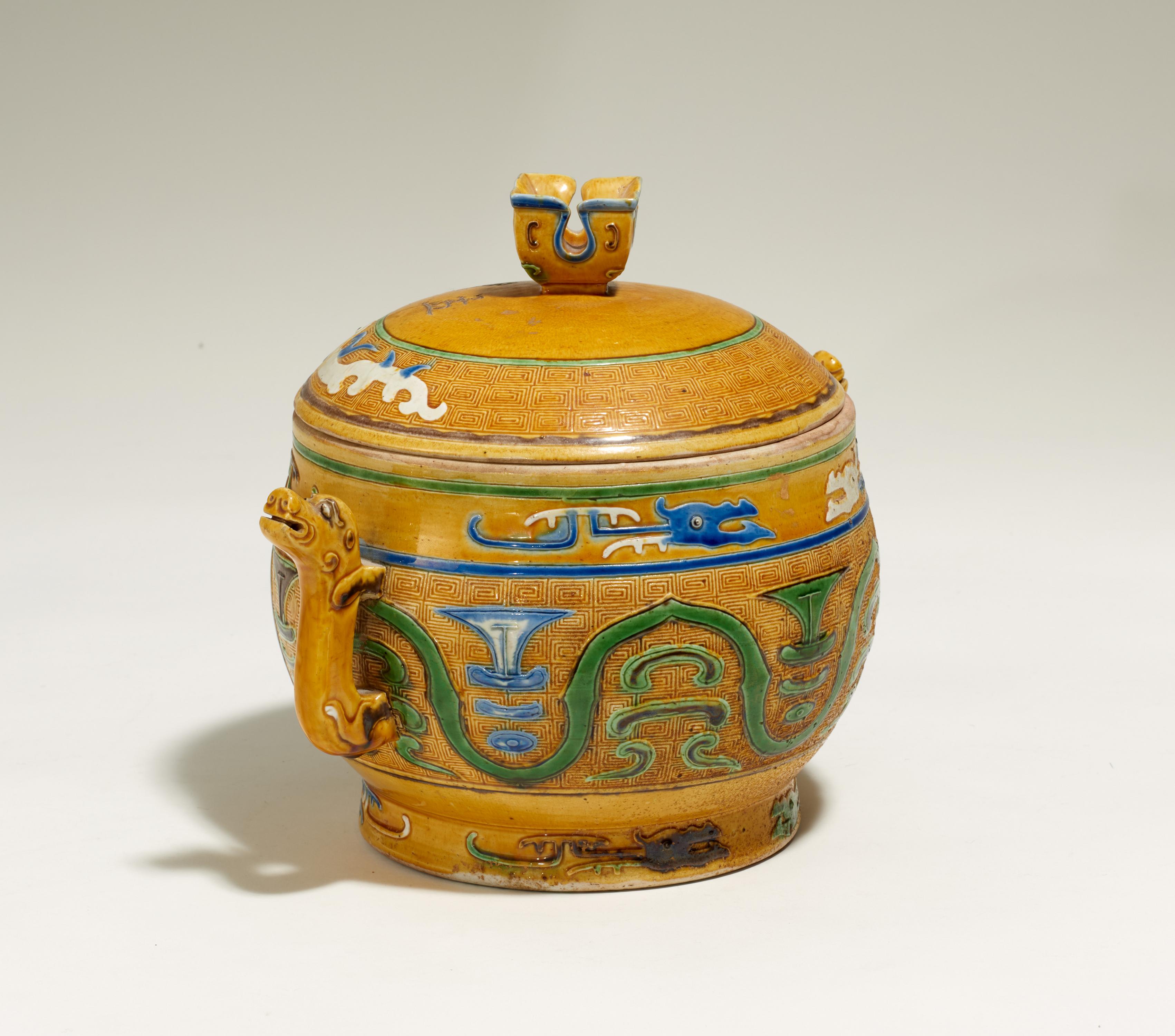 LIDDED JAR IN THE SHAPE OF A RITUAL BRONZE 'DUI'. Origin: China. Dynasty: Late Qing dynasty. Date: - Image 4 of 6