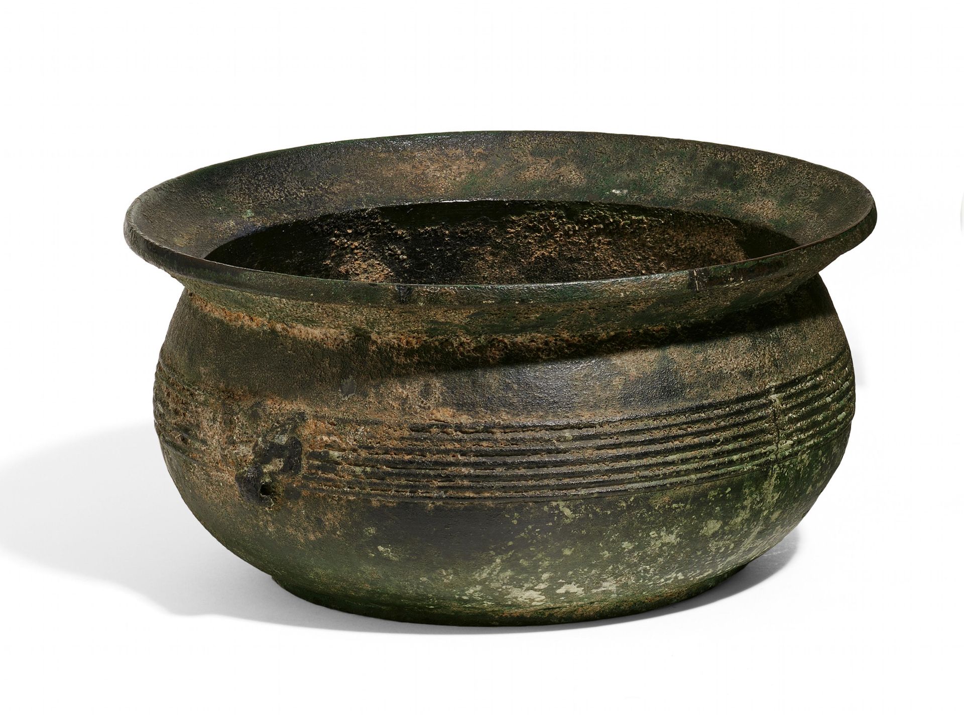LARGE AND RARE BRONZE BASIN. Origin: China. Dynasty: Western Han dynasty (206 BC - 6 AD). Technique: