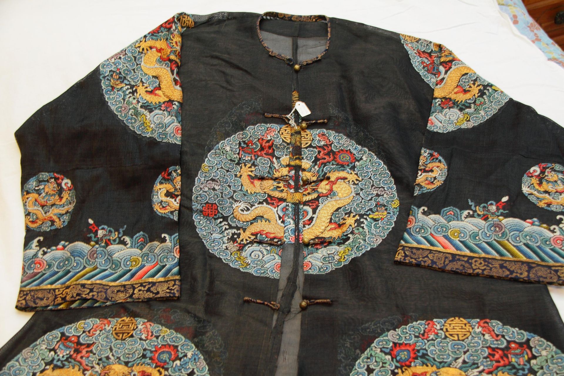 RARE IMPERIAL OFFICIAL LONGGUA OVER GARMENT WITH DRAGON MEDALLIONS FOR A LADY. Origin: China. - Bild 9 aus 11