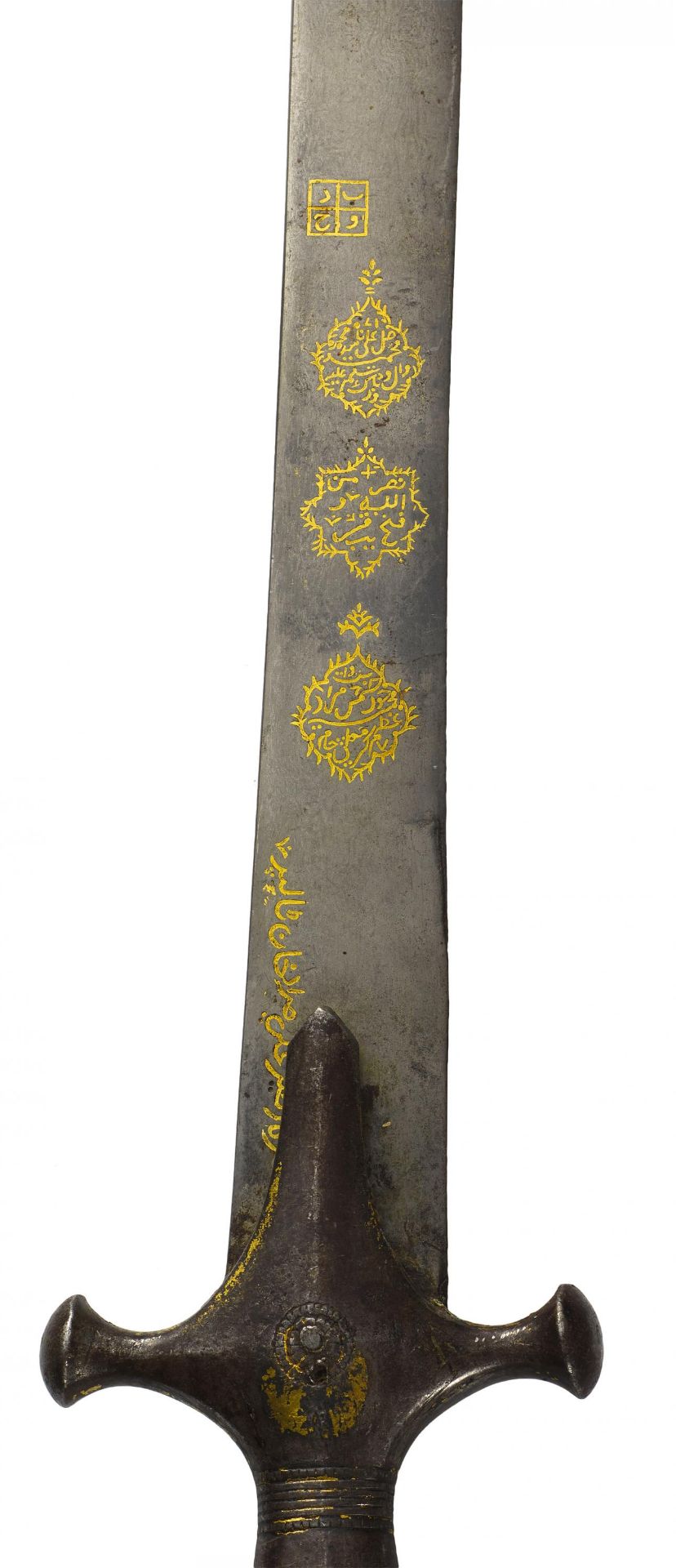 IMPORTANT PRINCELY TULWAR SWORD. Origin: Mughal India. Date: 1st half 19th c. Technique: Blade - Bild 3 aus 3