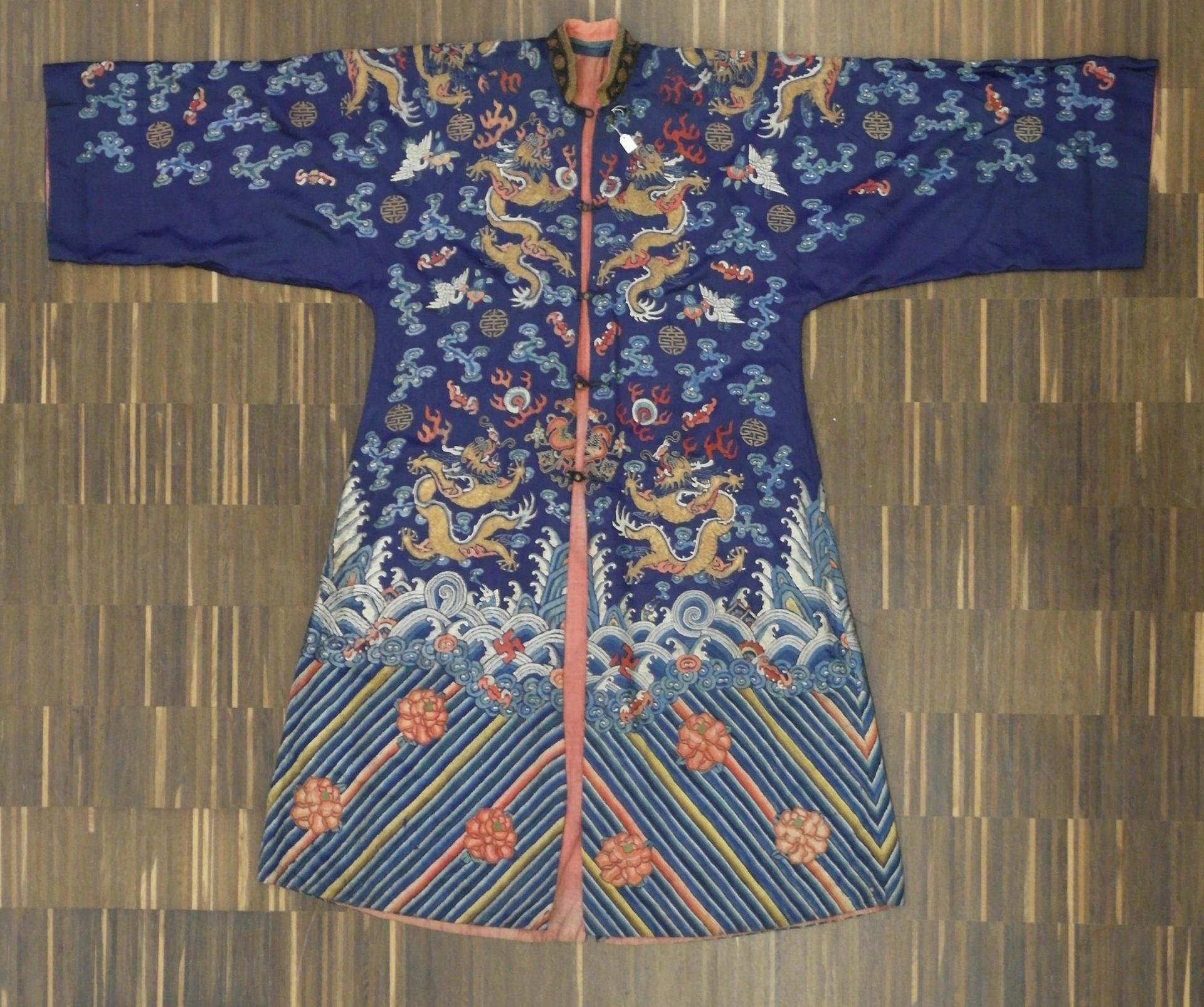 BLUE-GROUND DRAGON ROBE FOR THE CHINESE OPERA. Origin: China. Dynasty: Qing dynasty. Date: Ca. 1900. - Bild 3 aus 9