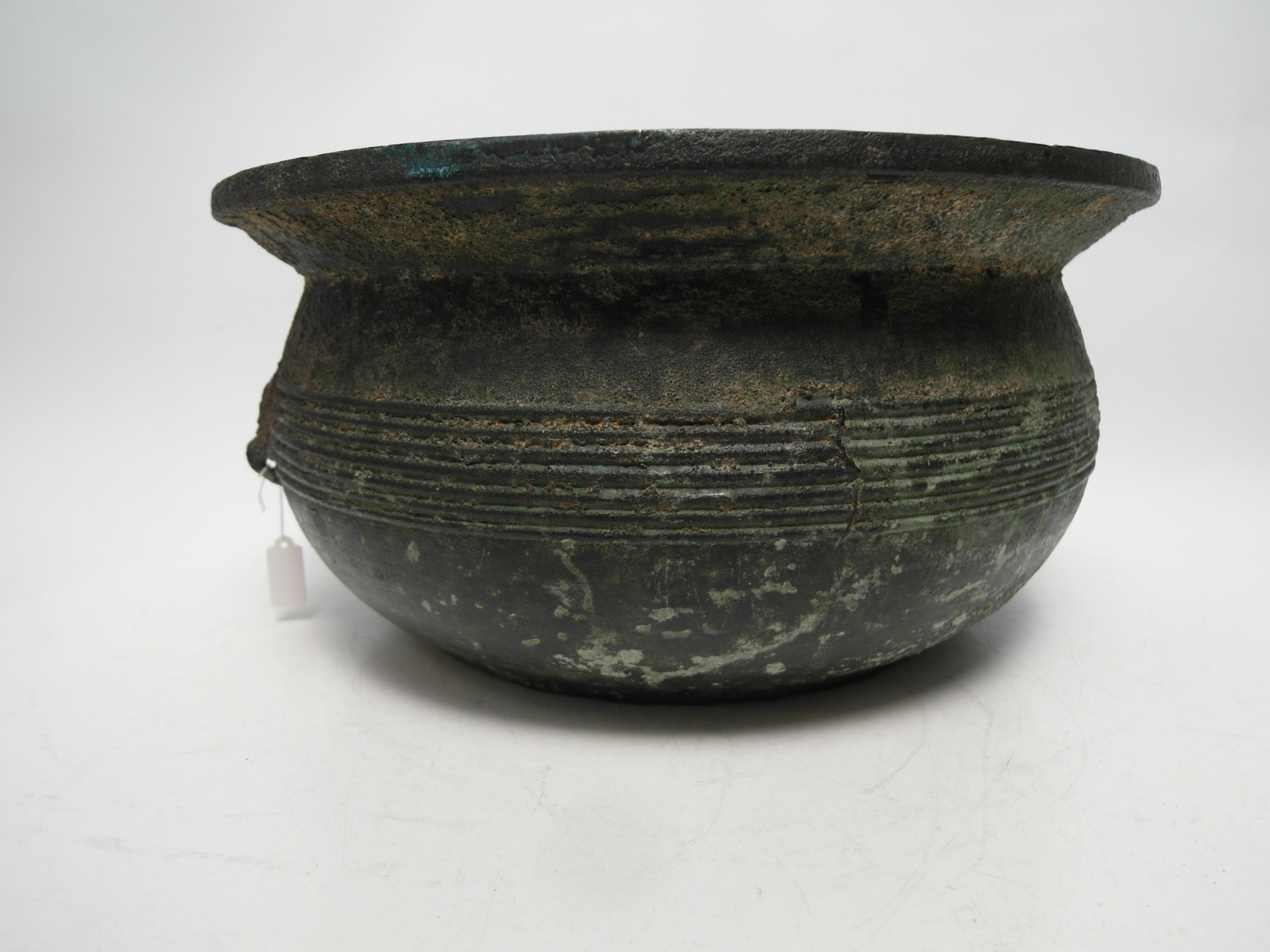 LARGE AND RARE BRONZE BASIN. Origin: China. Dynasty: Western Han dynasty (206 BC - 6 AD). Technique: - Image 3 of 22