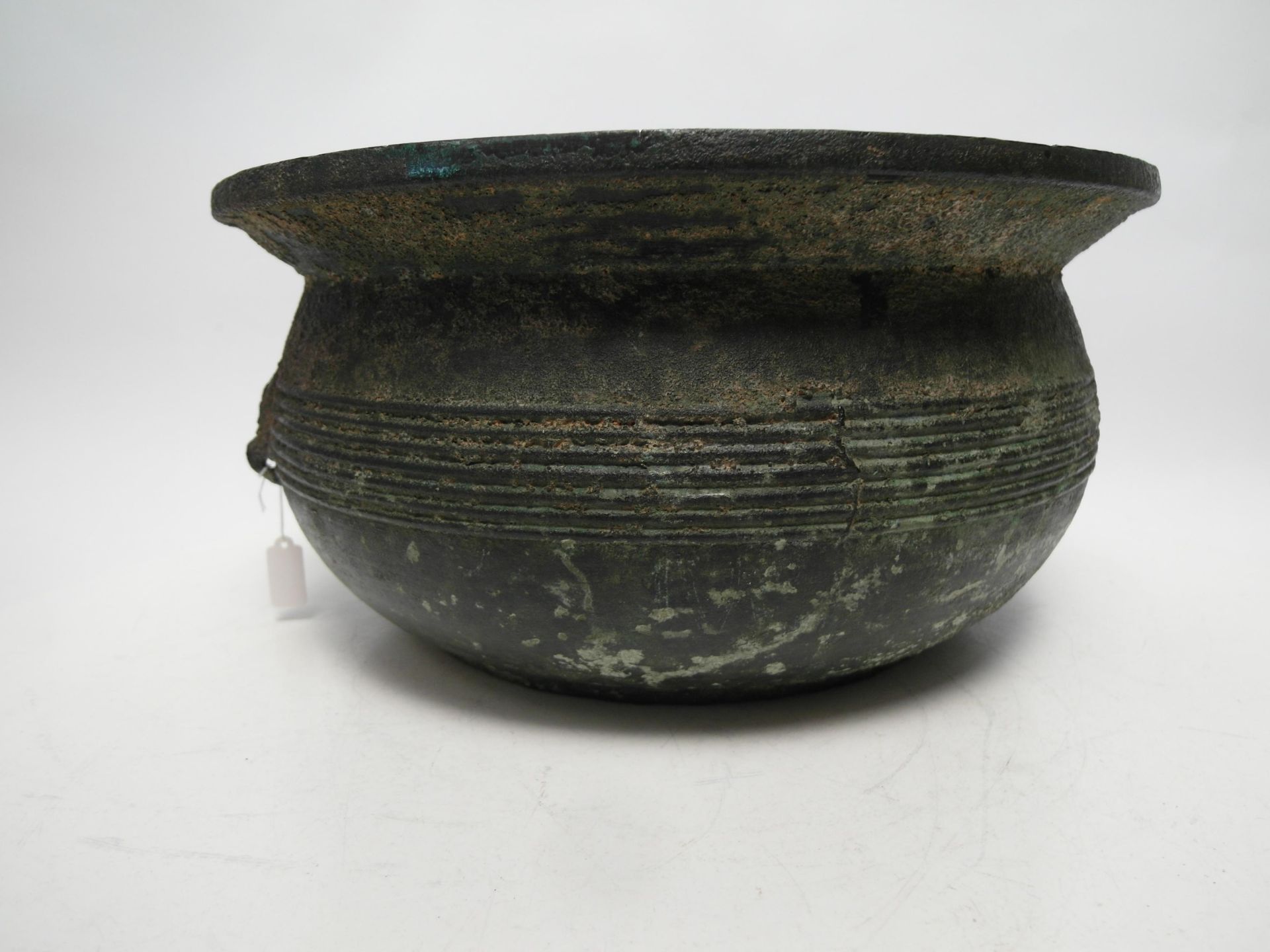 LARGE AND RARE BRONZE BASIN. Origin: China. Dynasty: Western Han dynasty (206 BC - 6 AD). Technique: - Bild 3 aus 22