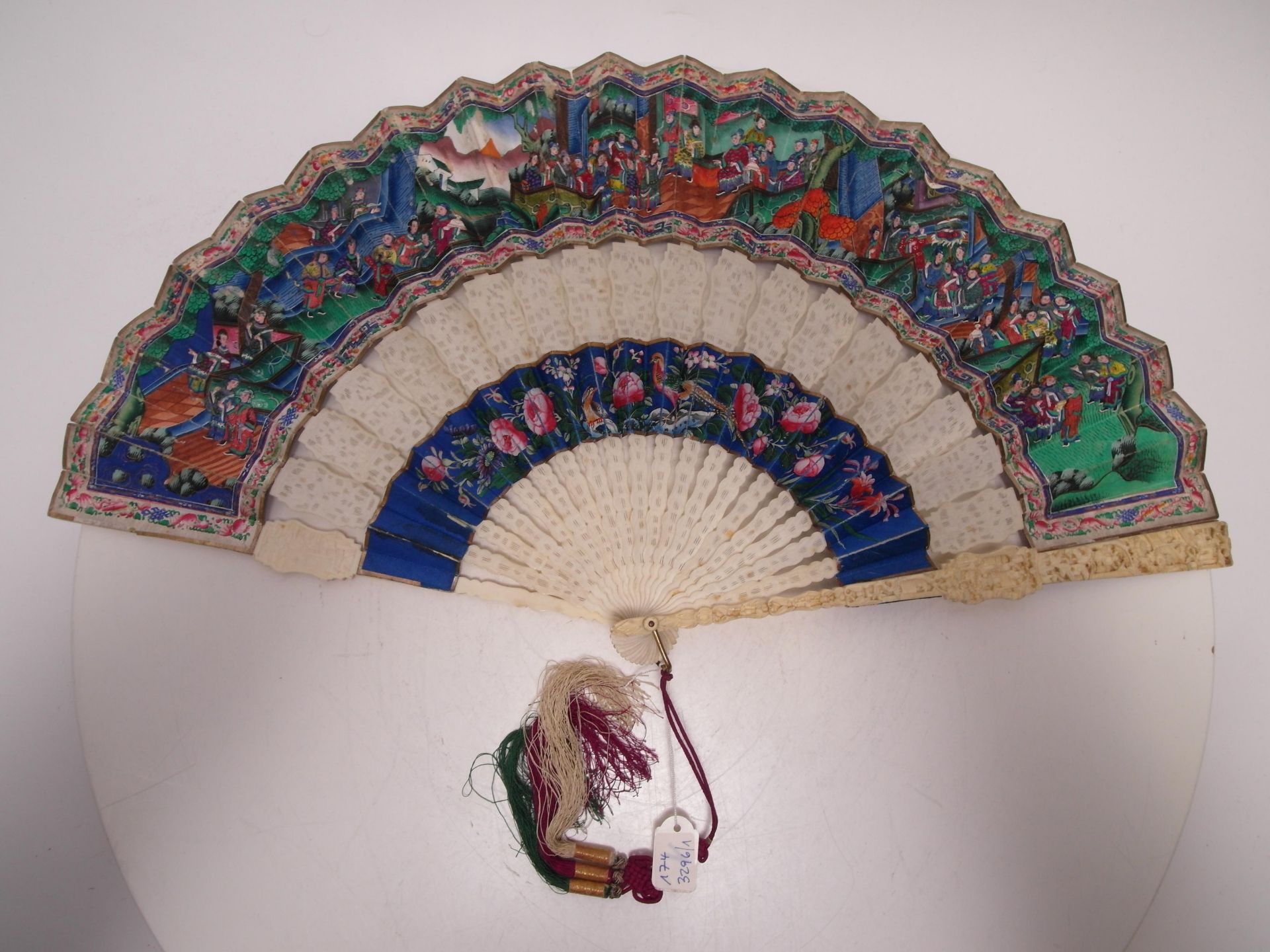 TWO FANS WITH GENRE SCENES, BIRDS AND FLOWERS. Origin: China. Dynasty: Qing dynasty. Date: Ca. 1870. - Bild 5 aus 12