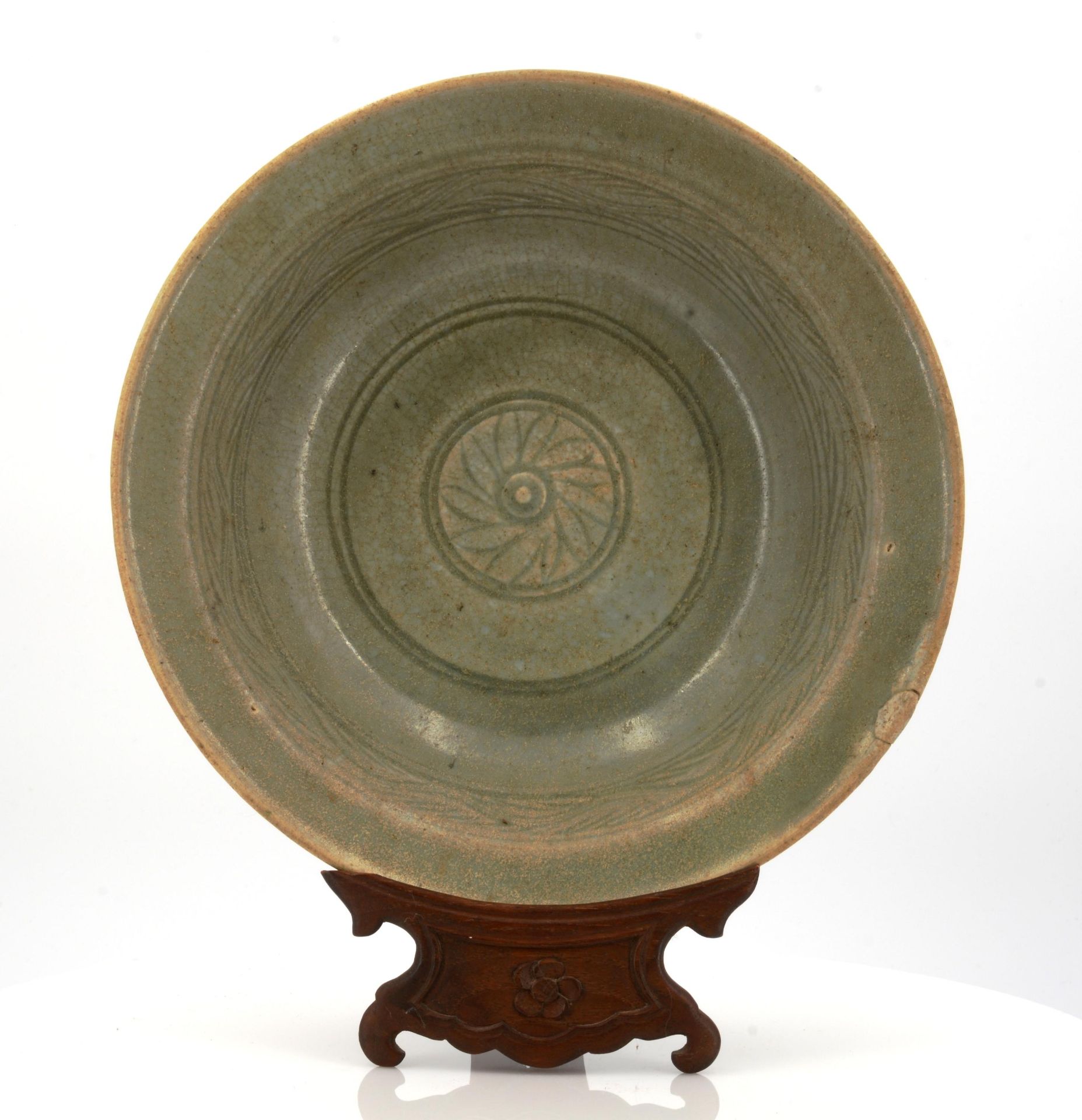 LARGE CELADON BOWL. Origin: Thailand. Dynasty: Sawankhalok. Date: 16th c. Technique: Light stoneware - Bild 2 aus 8