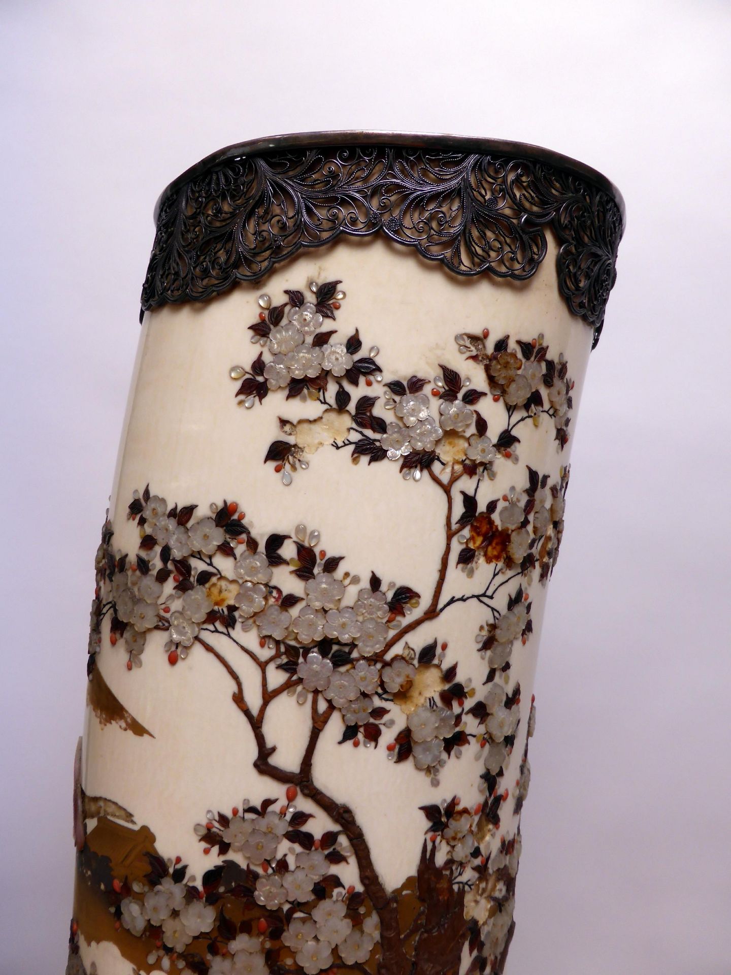 IMPORTANT AND LARGE IVORY TUSK DECORATED WITH SHIBAYAMA. Origin: Japan. Dynasty: Meiji period ( - Bild 4 aus 26