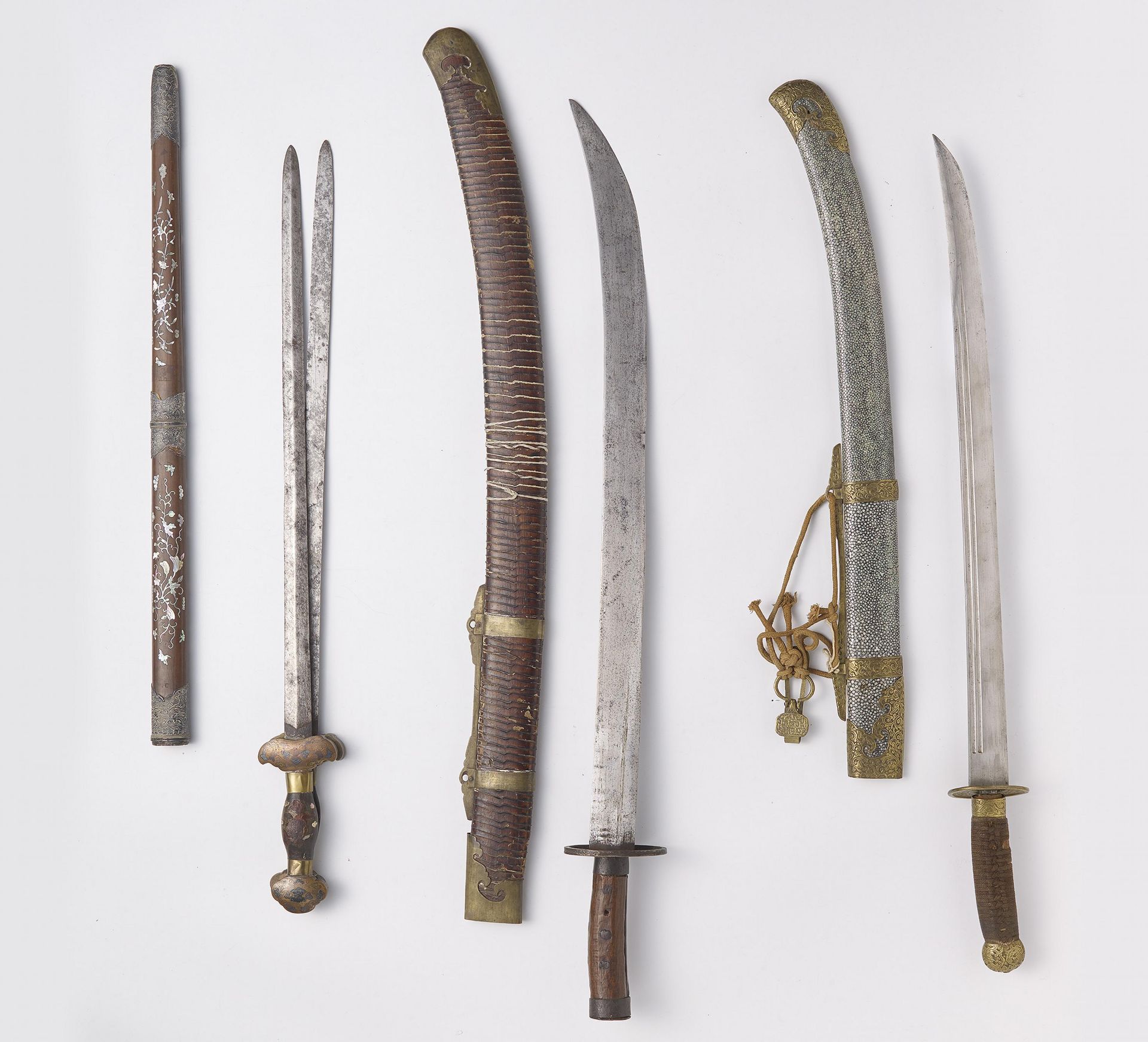 ONE STRAIGHT DOUBLE AND TWO CURVED SWORDS WITH SHEATHS. Origin: China. Dynasty: Qing dynasty. - Bild 2 aus 2