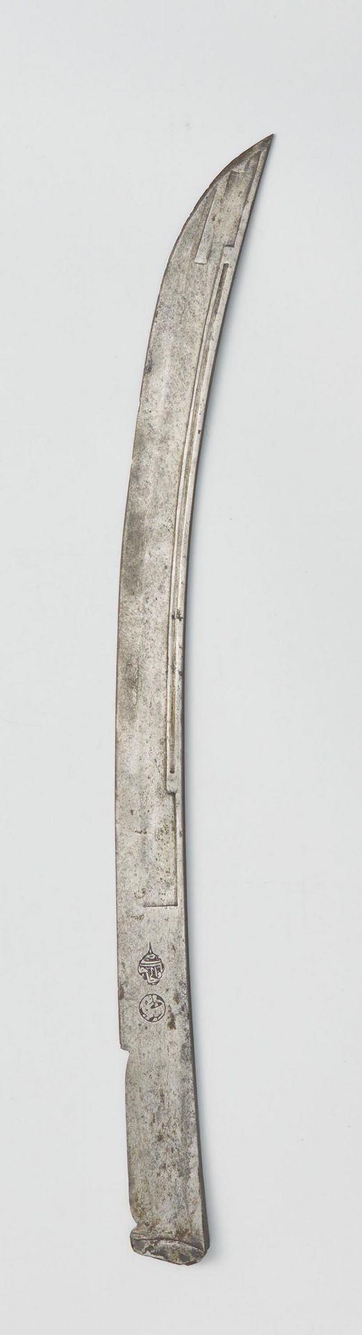 IMPORTANT BLADE IN UNUSUAL SHAPE. Origin: India/Persia. Date: 18th-19th c. Technique: Steel, - Bild 2 aus 3