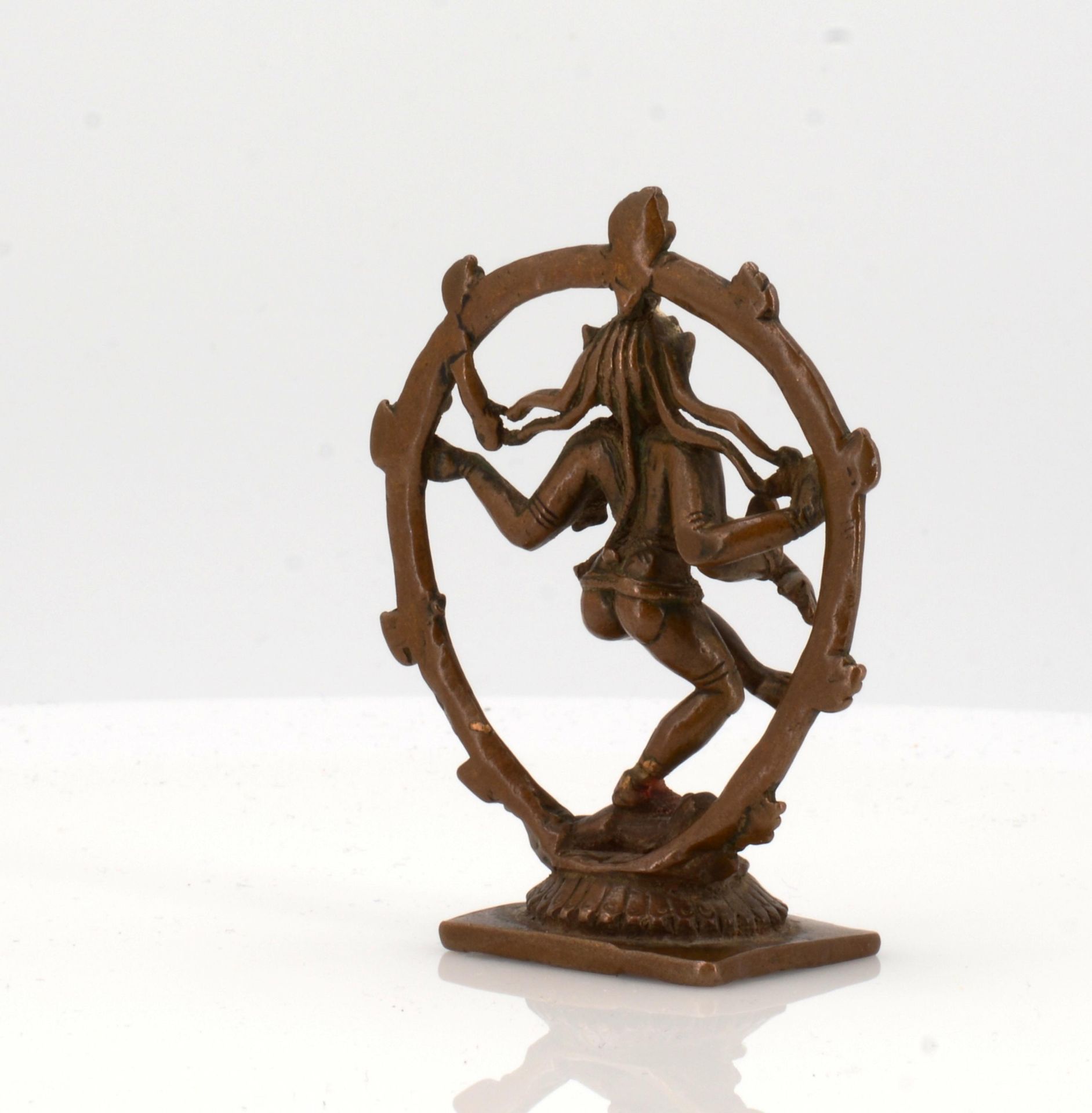 RARE AND EARLY SHIVA NATARAJA. Origin: South India. Dynasty: Chola-Dynastie (ca. 300 v.Chr.-1279). - Bild 8 aus 10