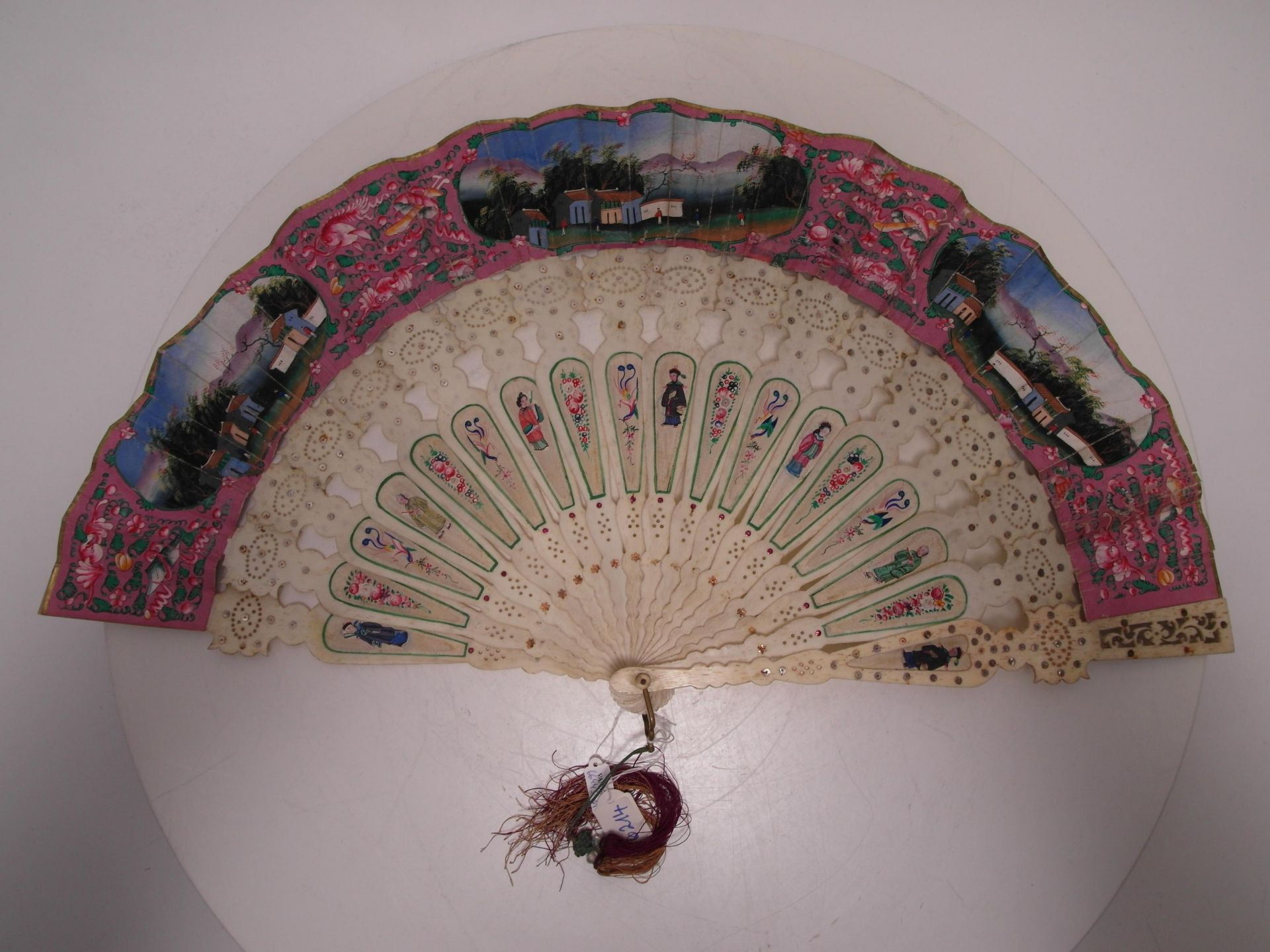 FAN WITH GENRE SCENES AND FAN FROM SHU LIAN JI WITH VIEWS OF THE WEST LAKE AND BUDDHIST TEMPLES. - Bild 14 aus 14