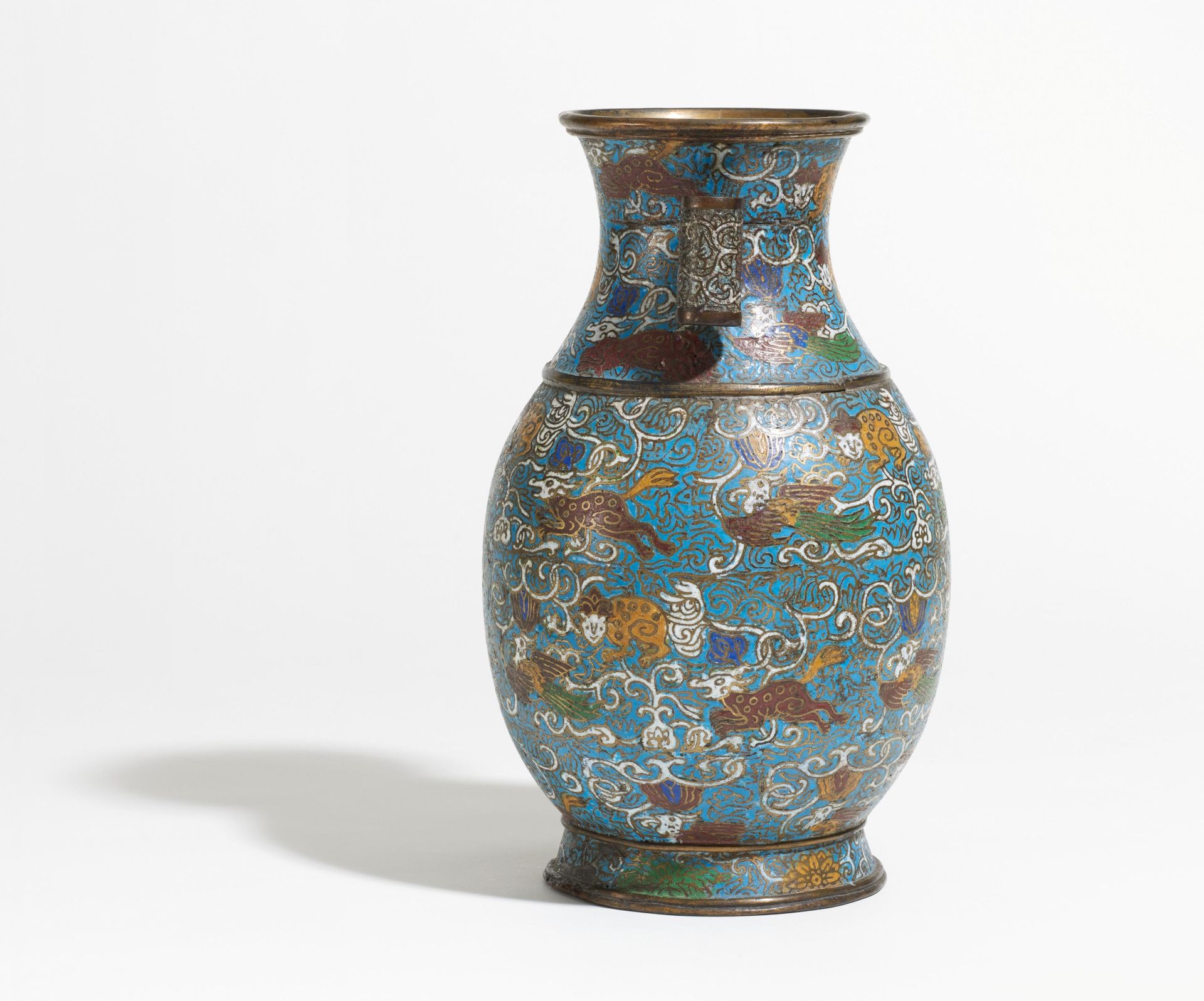 RARE CLOISONNÉ-VASE IN HU SHAPE. Origin: China. Dynasty: Ming dynasty. Date: 17th c. Technique: - Bild 2 aus 5